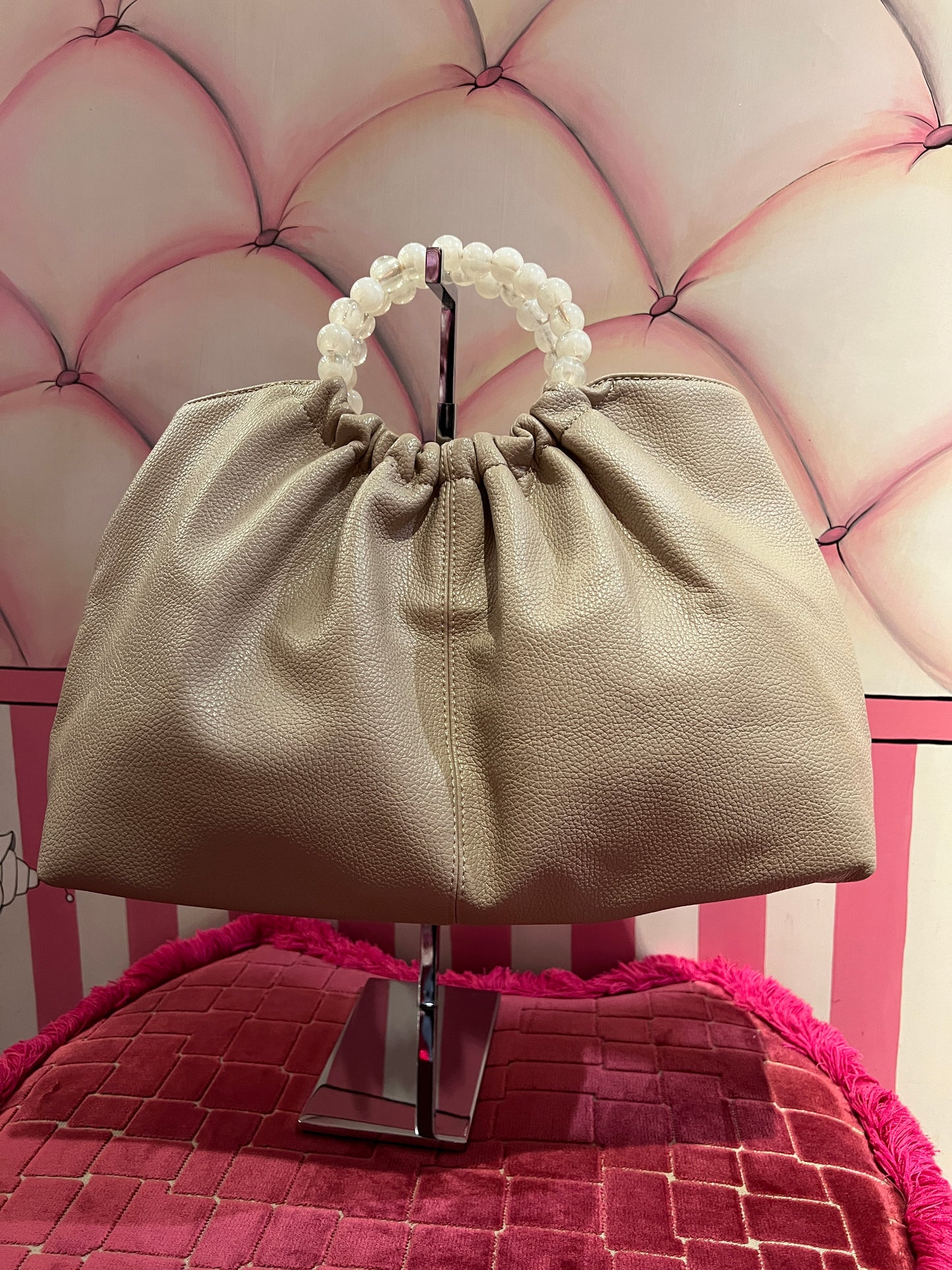 Borsa ecopelle taupe con tracolla e manici con perle resina