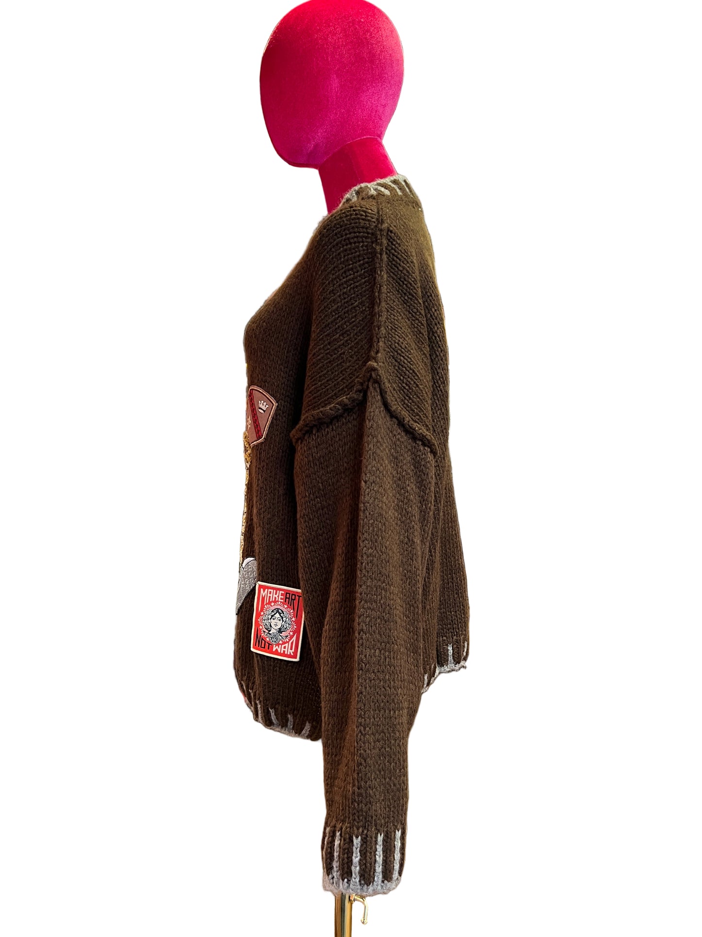 ABpink 🩷 maglia over cioccolato con profili grigi con pacht teddy e cuori sacri perline