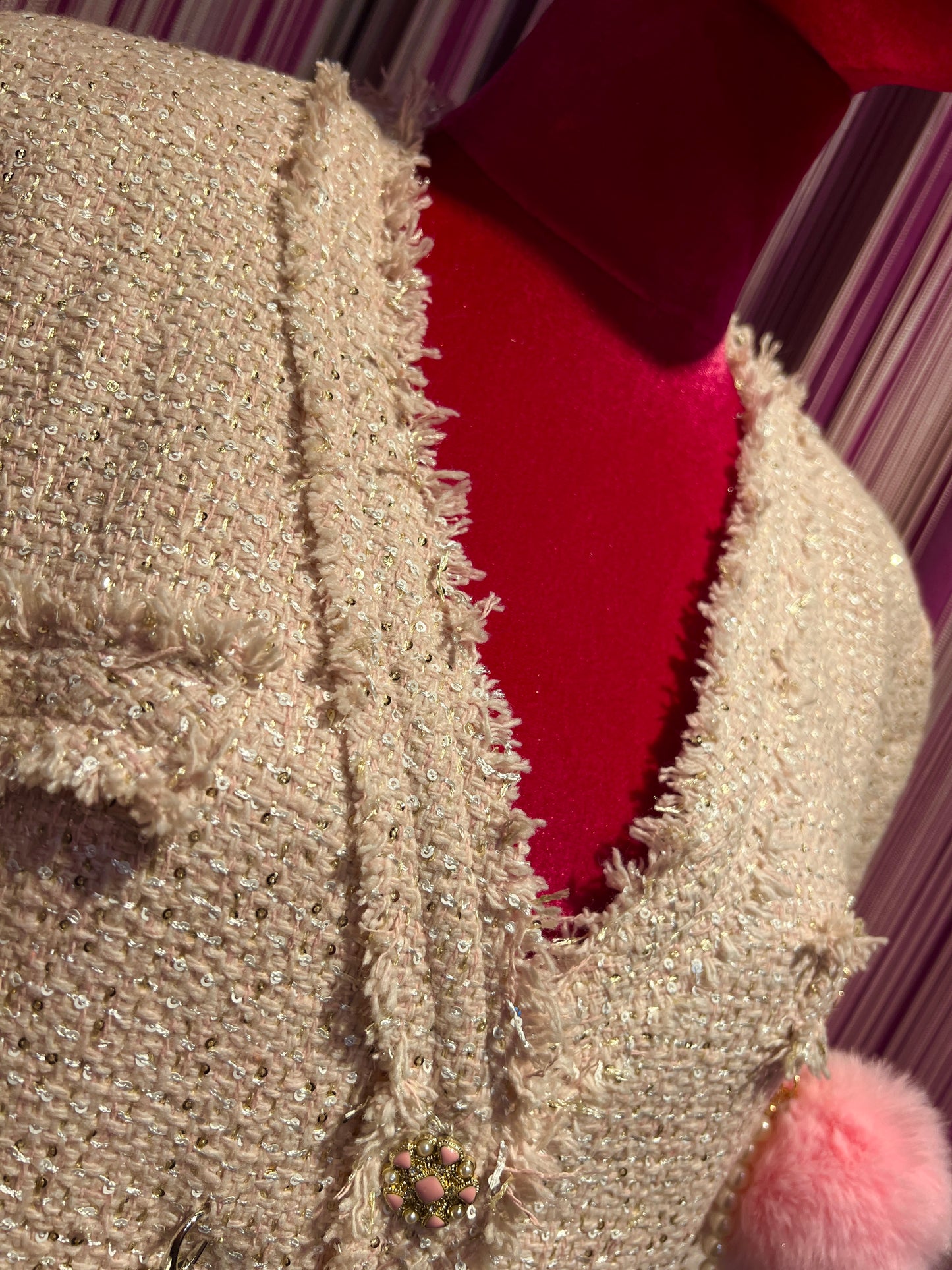 ABpink🩷 giacca in tweed boucle’ rosa con applicazioni spille e pon pon rosa