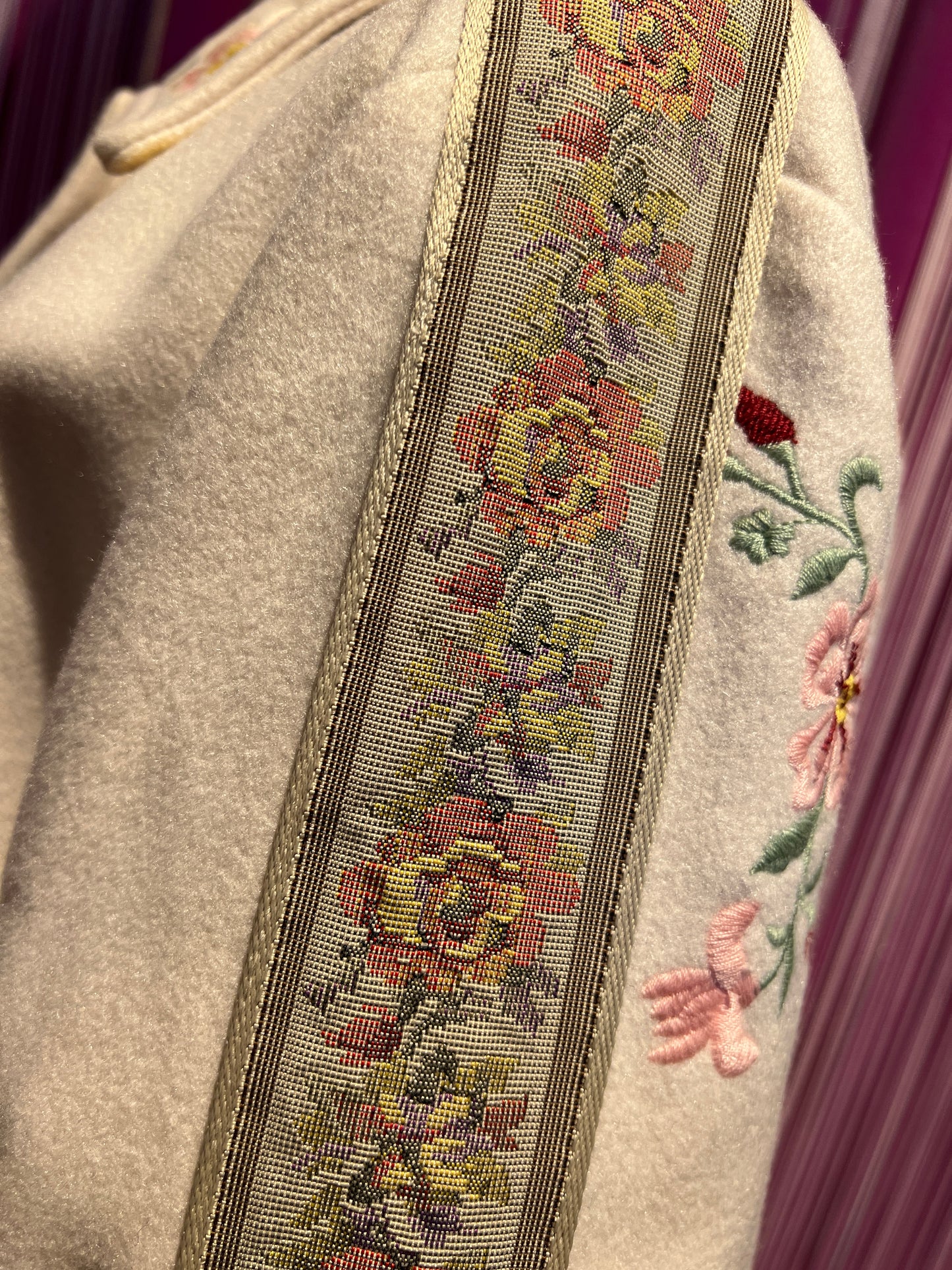 5 Progress cappotto lungo crema con decorazioni floreali e bottoni gioiello