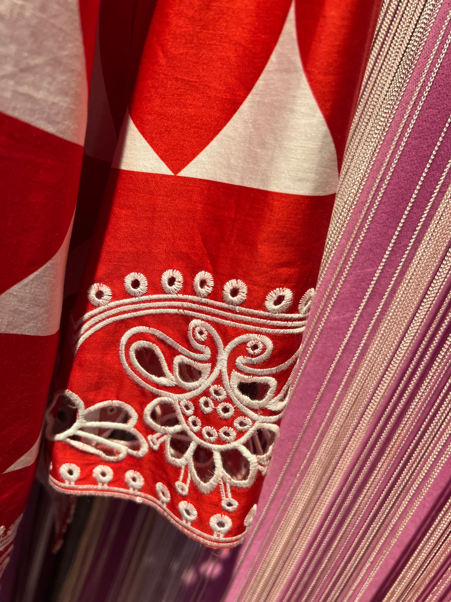Maliparmi camicia optical rossa e bianca con bordo ricamato in sangallo bianco