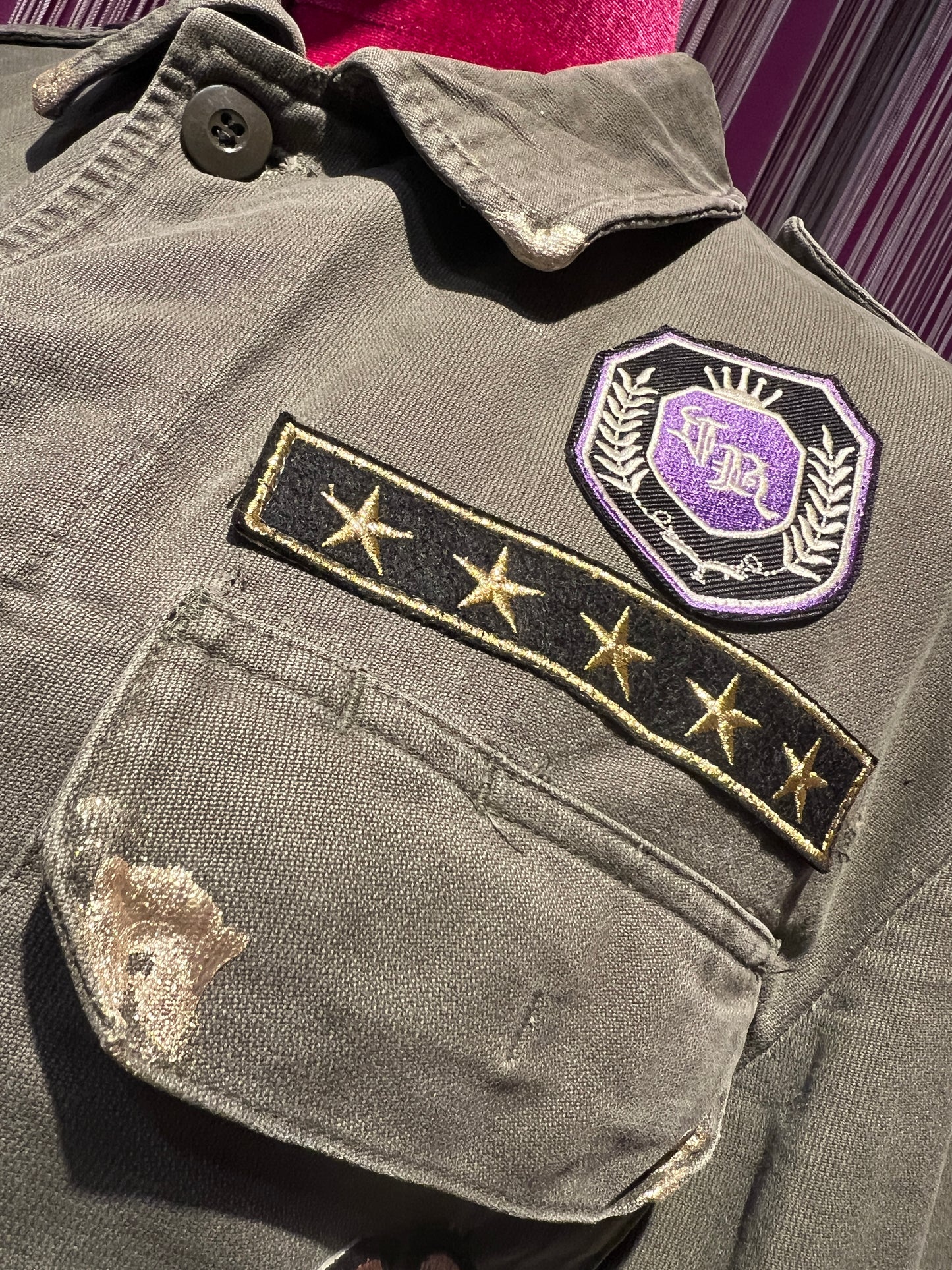 ABpink 🩷 giacca la verdina verde militare unisex con patch lone wolf , topolino