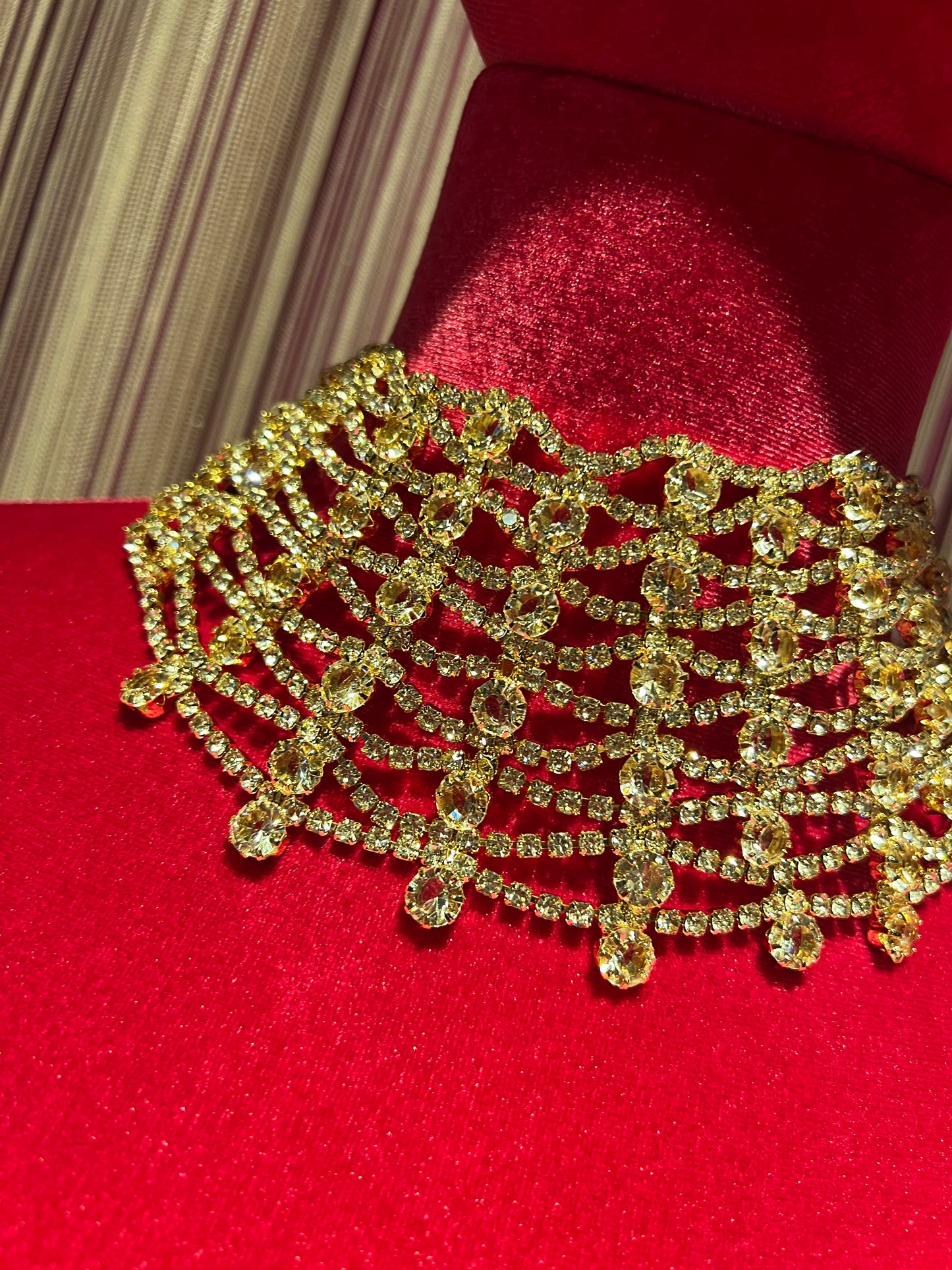 Choker con Swarovski montatura dorata
