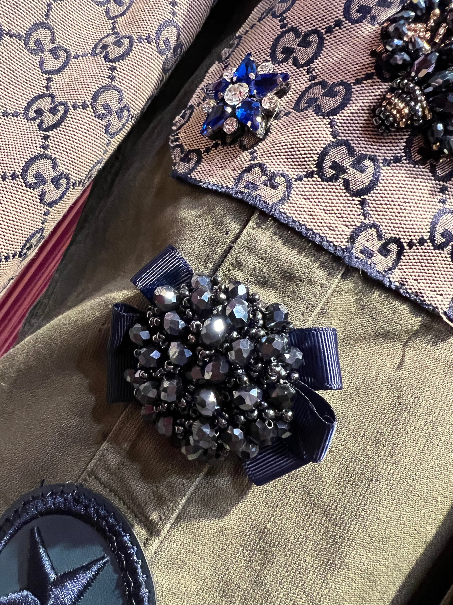 ABpink 🩷 la verdina , giacca militare con patch api perline blu e tessuto GG