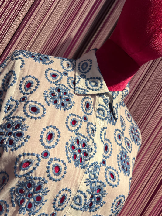 Mon amour Paris camicia di cotone lavorazione sangallo ricami azzurri fondo bianco