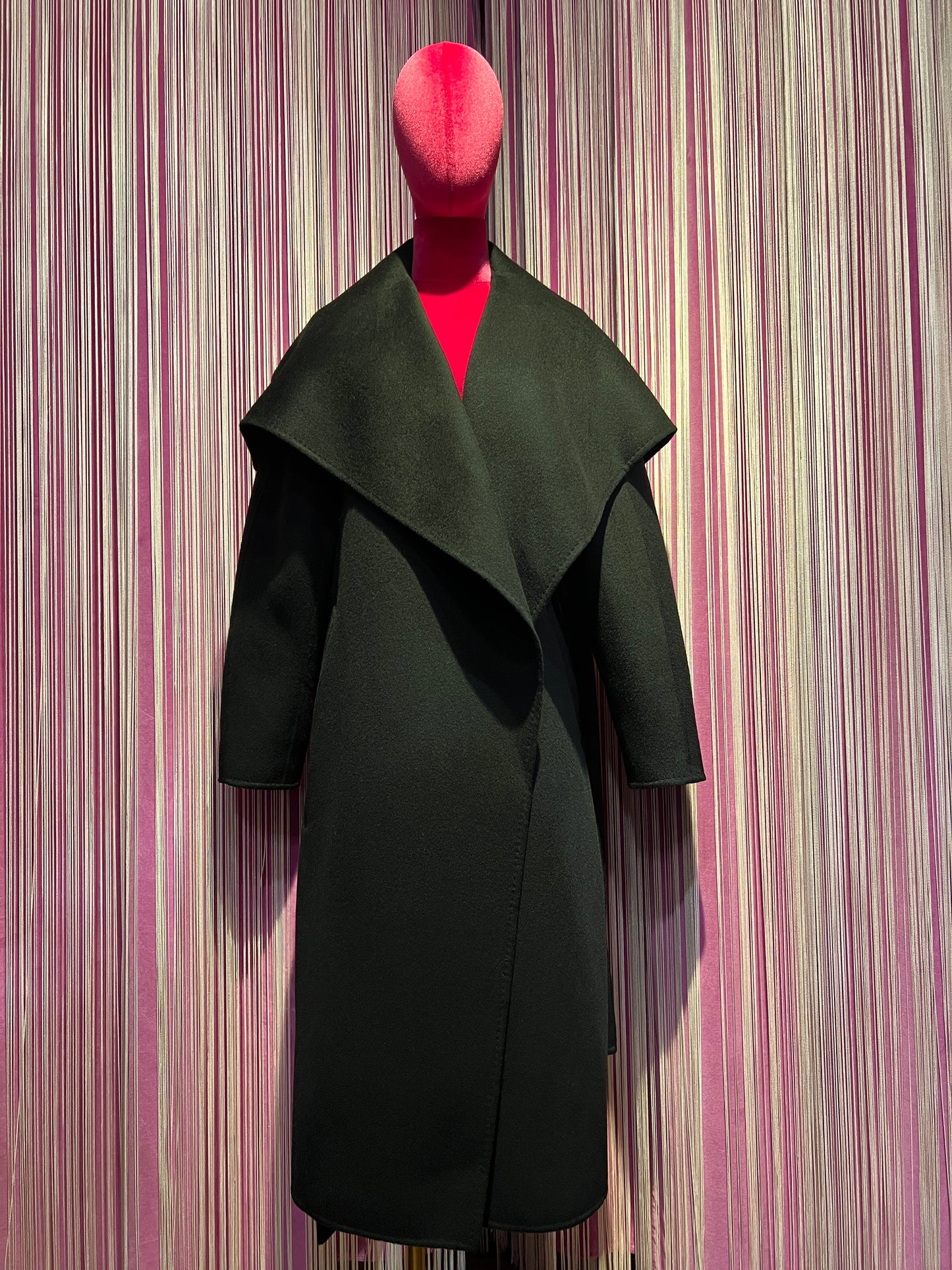The room cappotto con collo sciallato nero