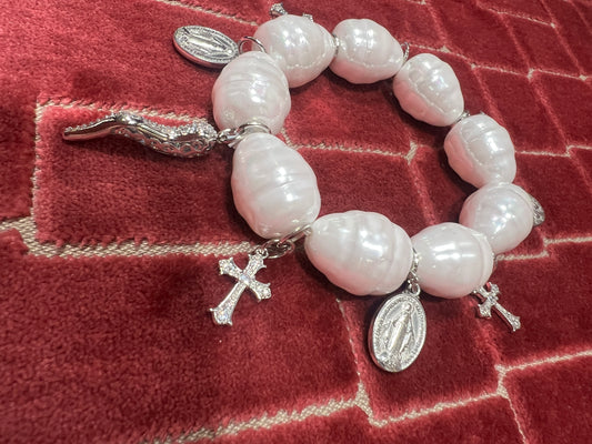 Manuela Ajo’ creazioni bracciale perle barocche e charms argentati cornetto croci medagliette elastico