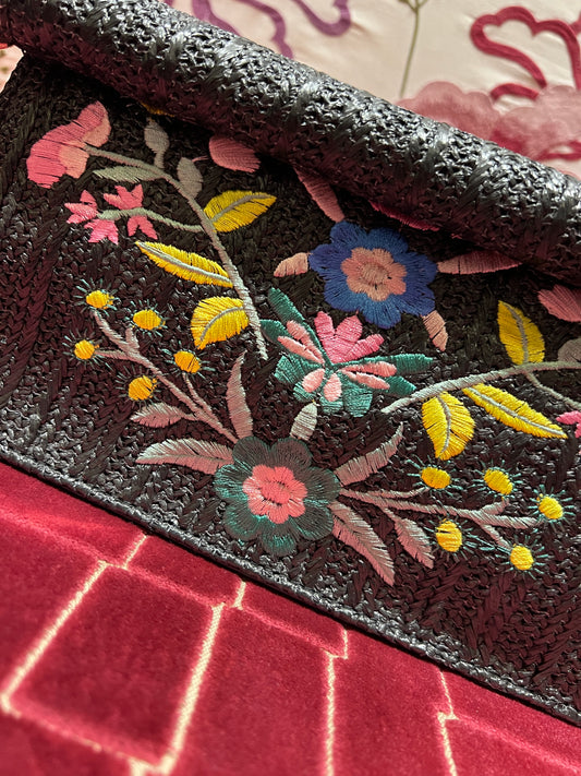 Borsa con tracolla in  rafia ed ecopelle ,  ricami floreali e chiusura magnetica , colore nero