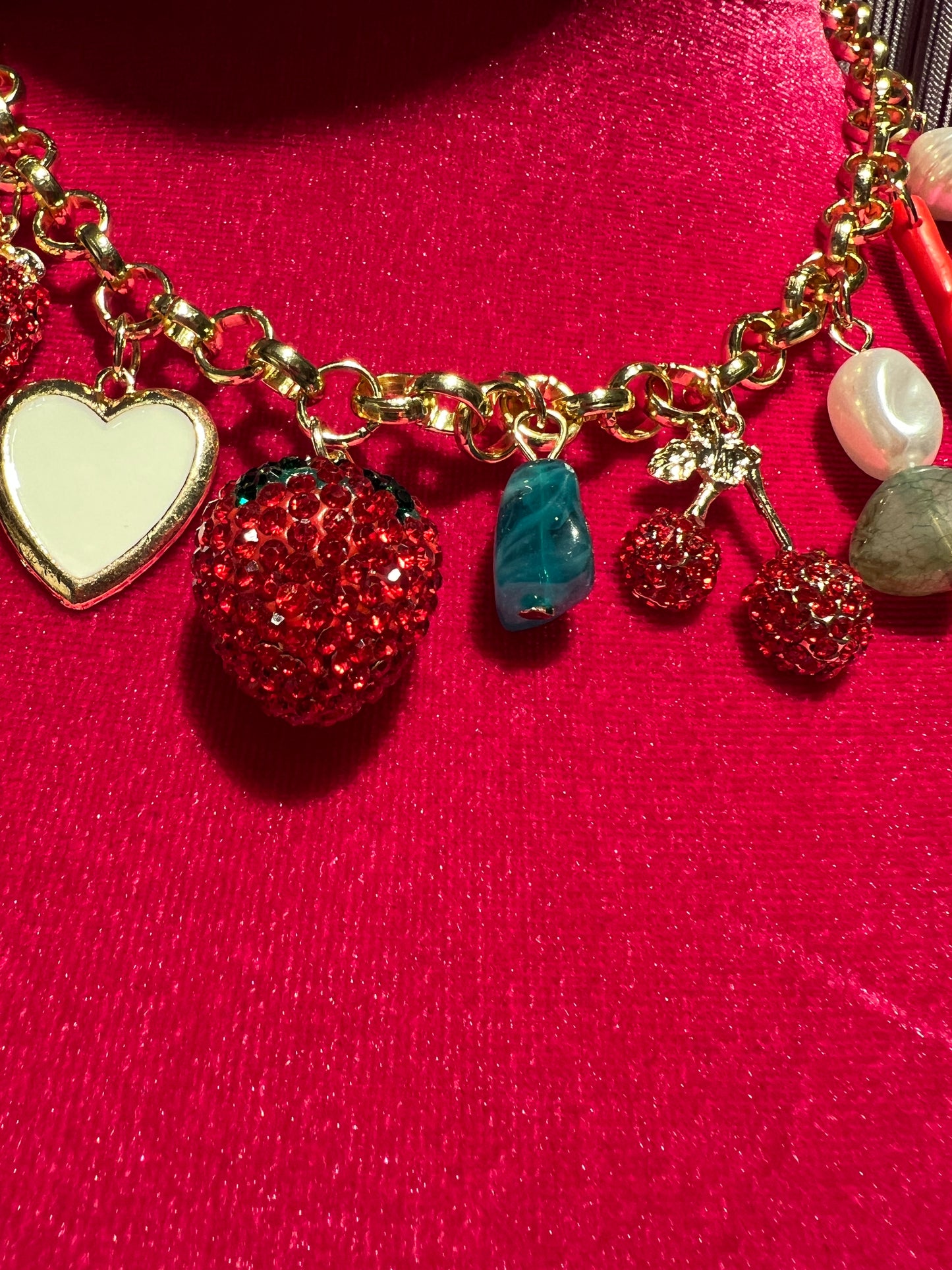 Collana girocollo dorata con fragola strass coralli rossi