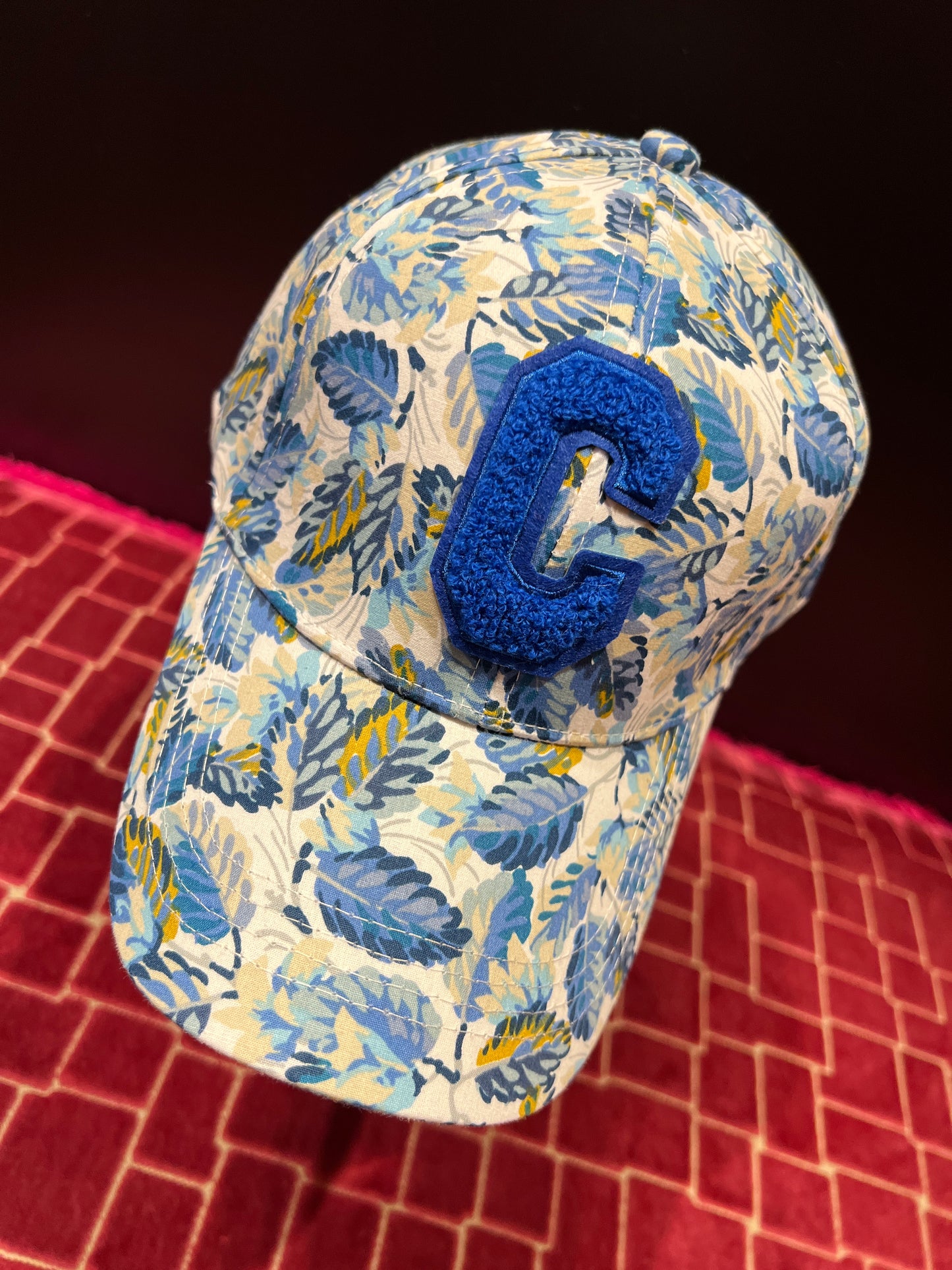 Cappello cotone regolabile con visiera, fantasia foglie blu su fondo bianco, C bluette