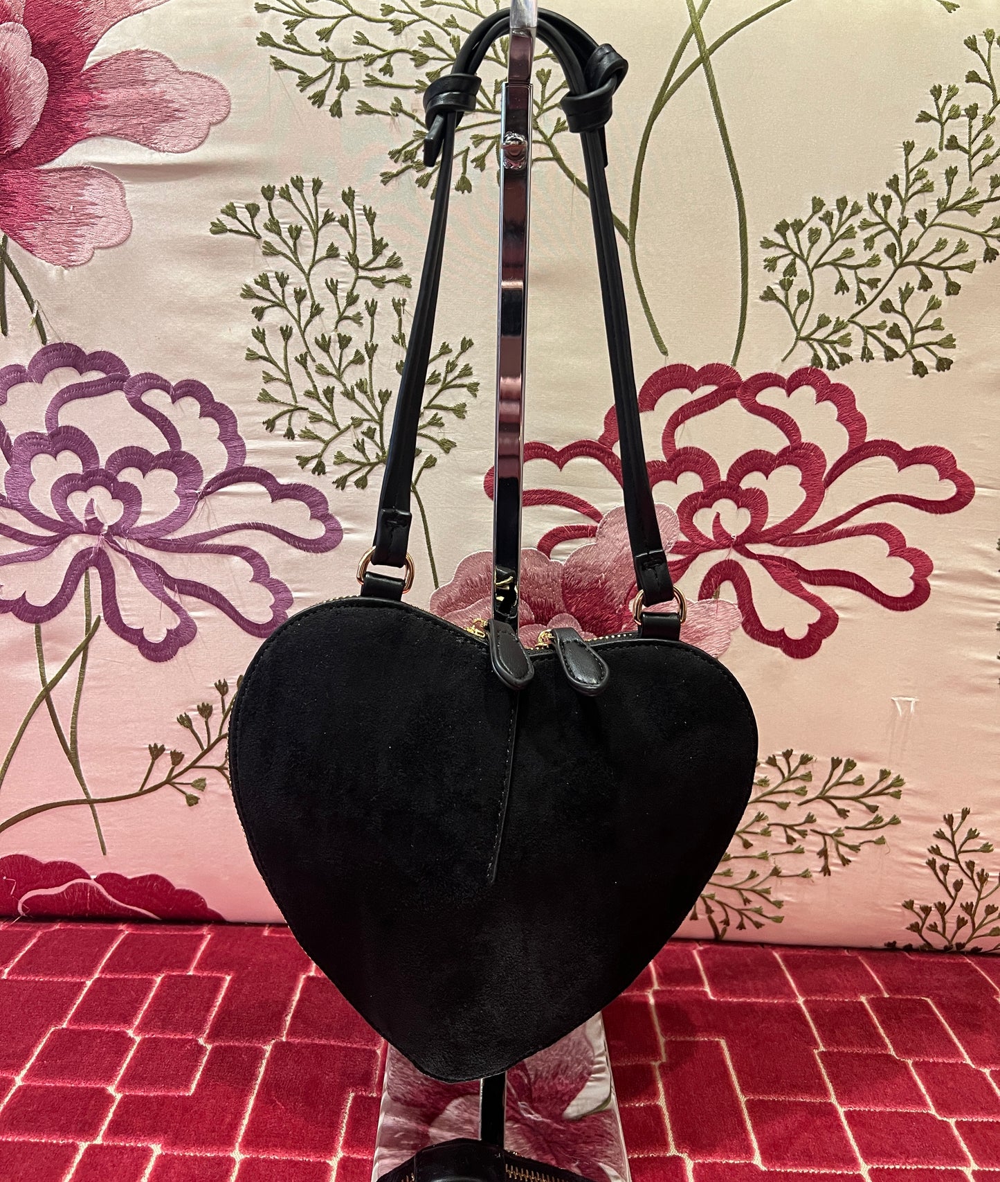 Borsa a forma di cuore con borchie scamosciata con tracolla nera