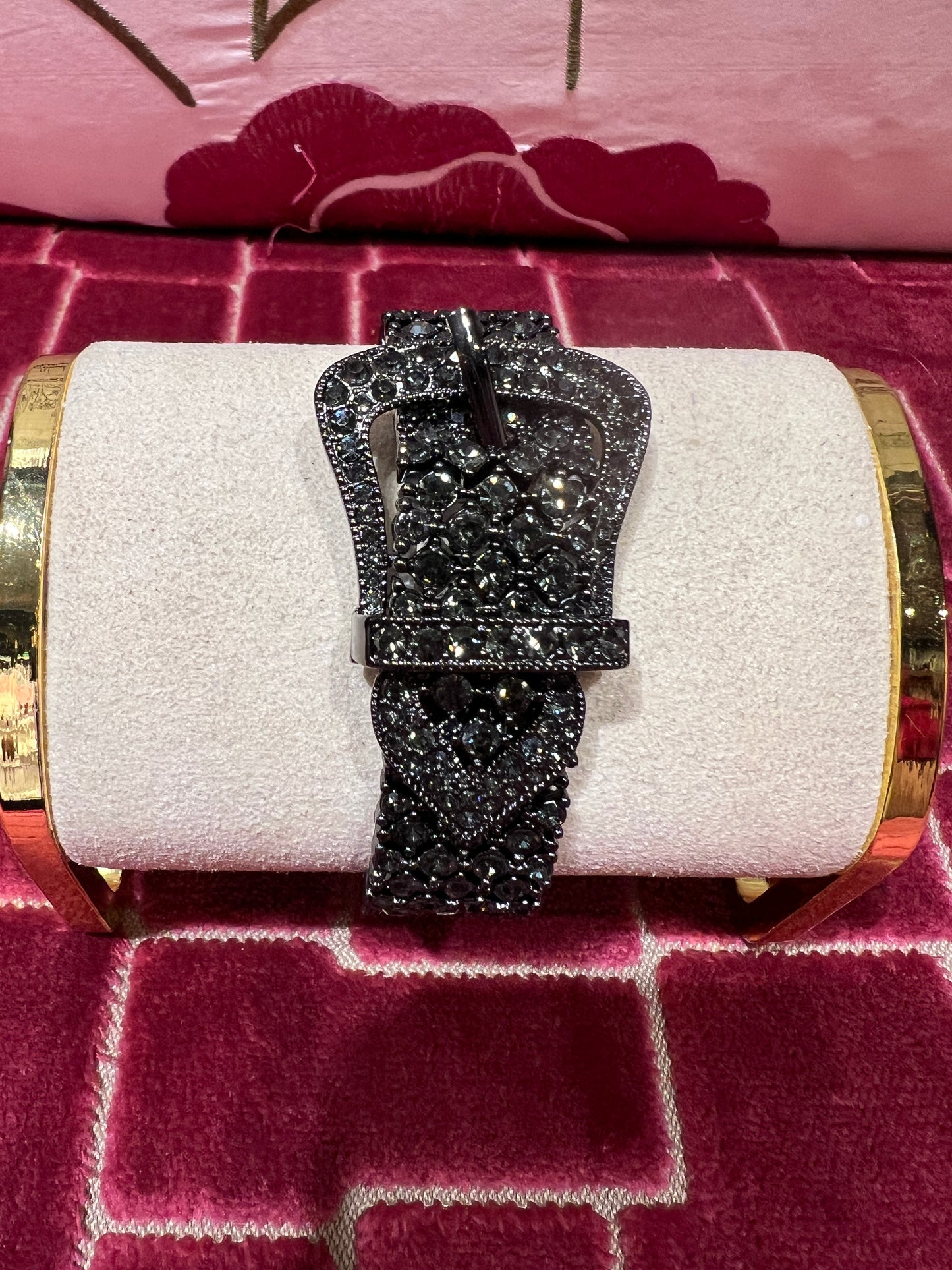 Bracciale con chiusura fibbia in pavé elasticizzato di cristalli e rifiniture grigio scuro