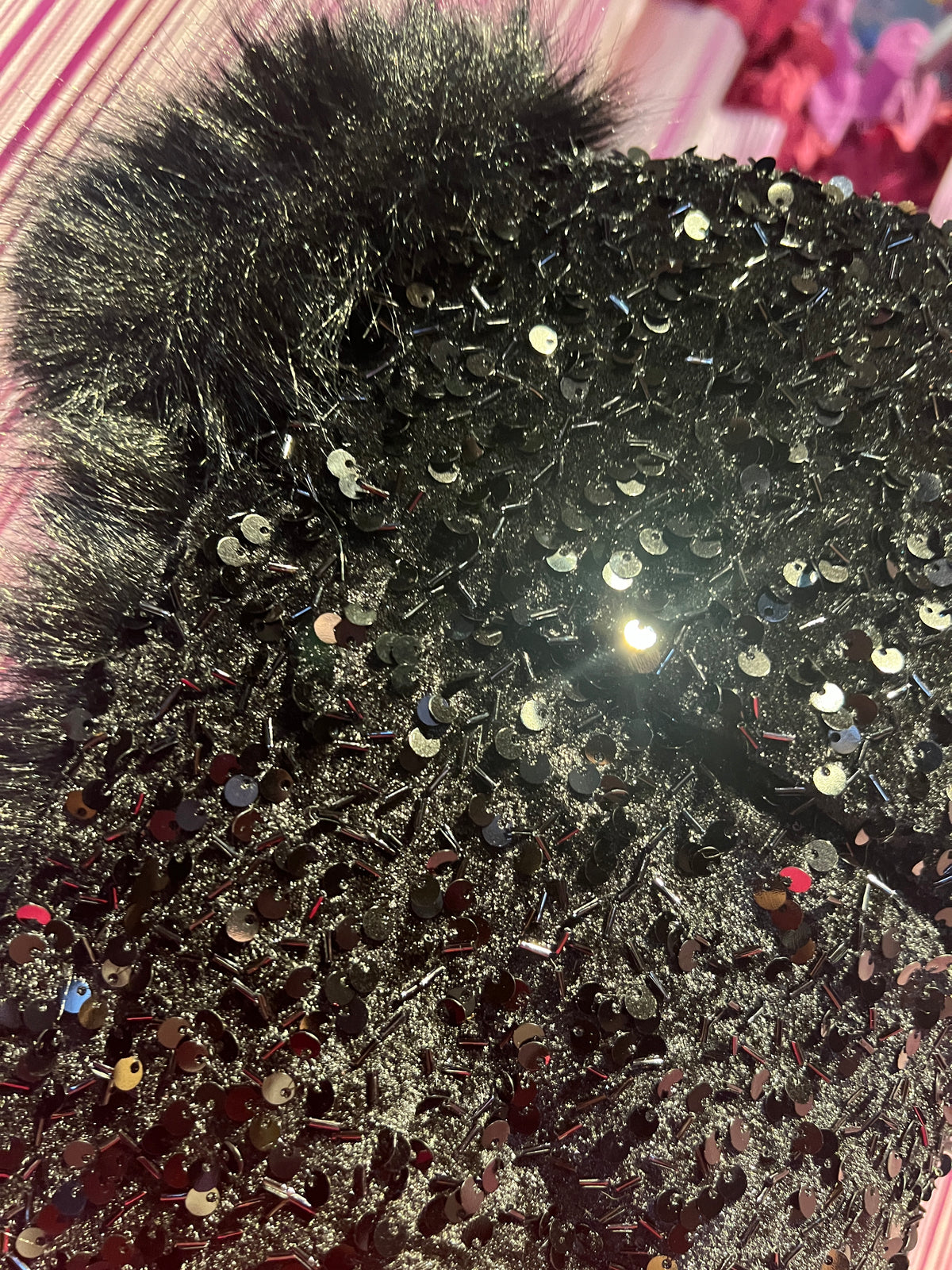 Colbacco in ecopelliccia e paillettes nero