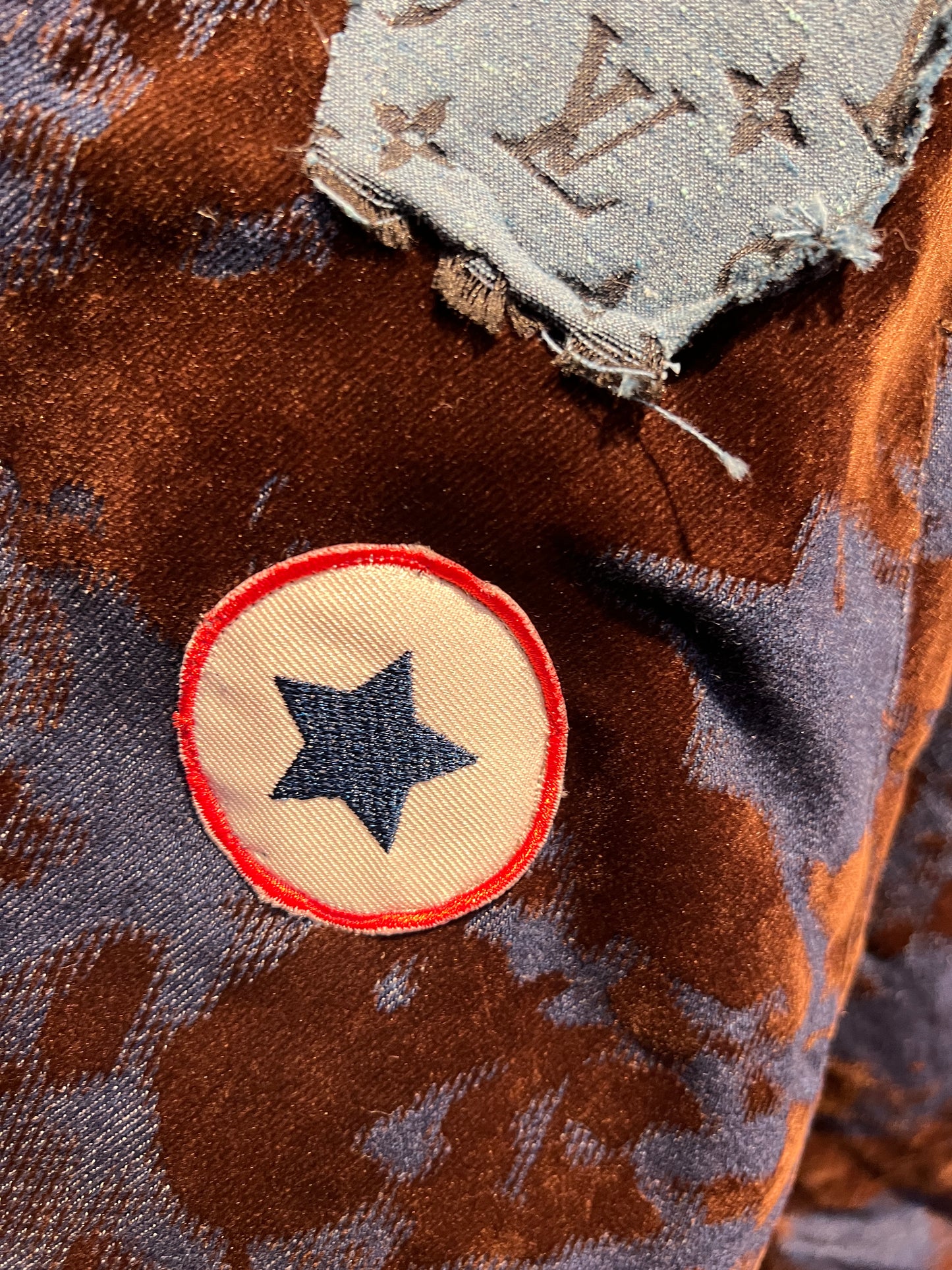 ABpink 🩷vellutina . Giubbino velluto con interno in ecopelliccia, colletto rimovibile , applicazioni patch cristalli blu e tessuto LV