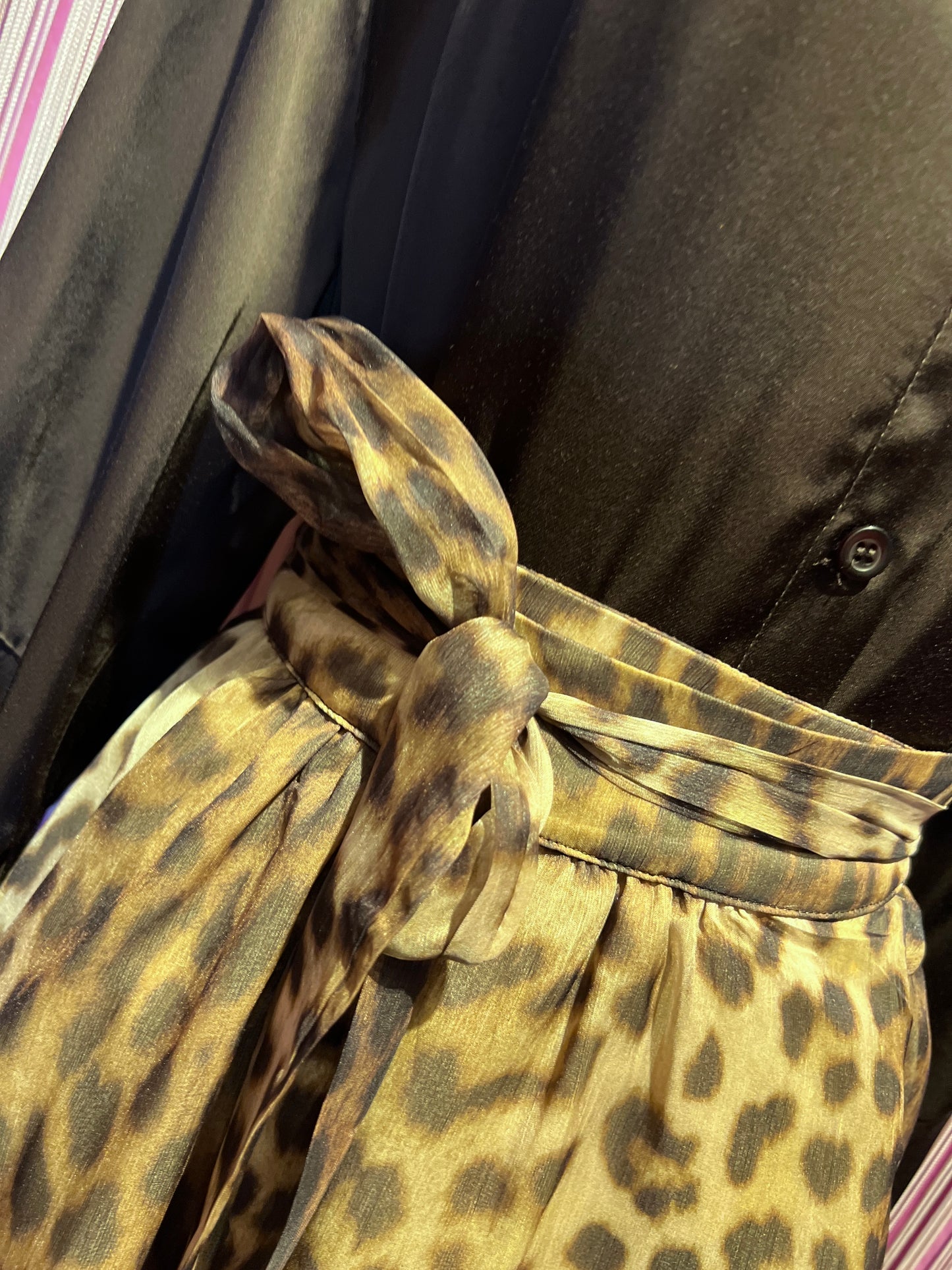 The room completo camicia satin cioccolato e gonna maculata con rouche