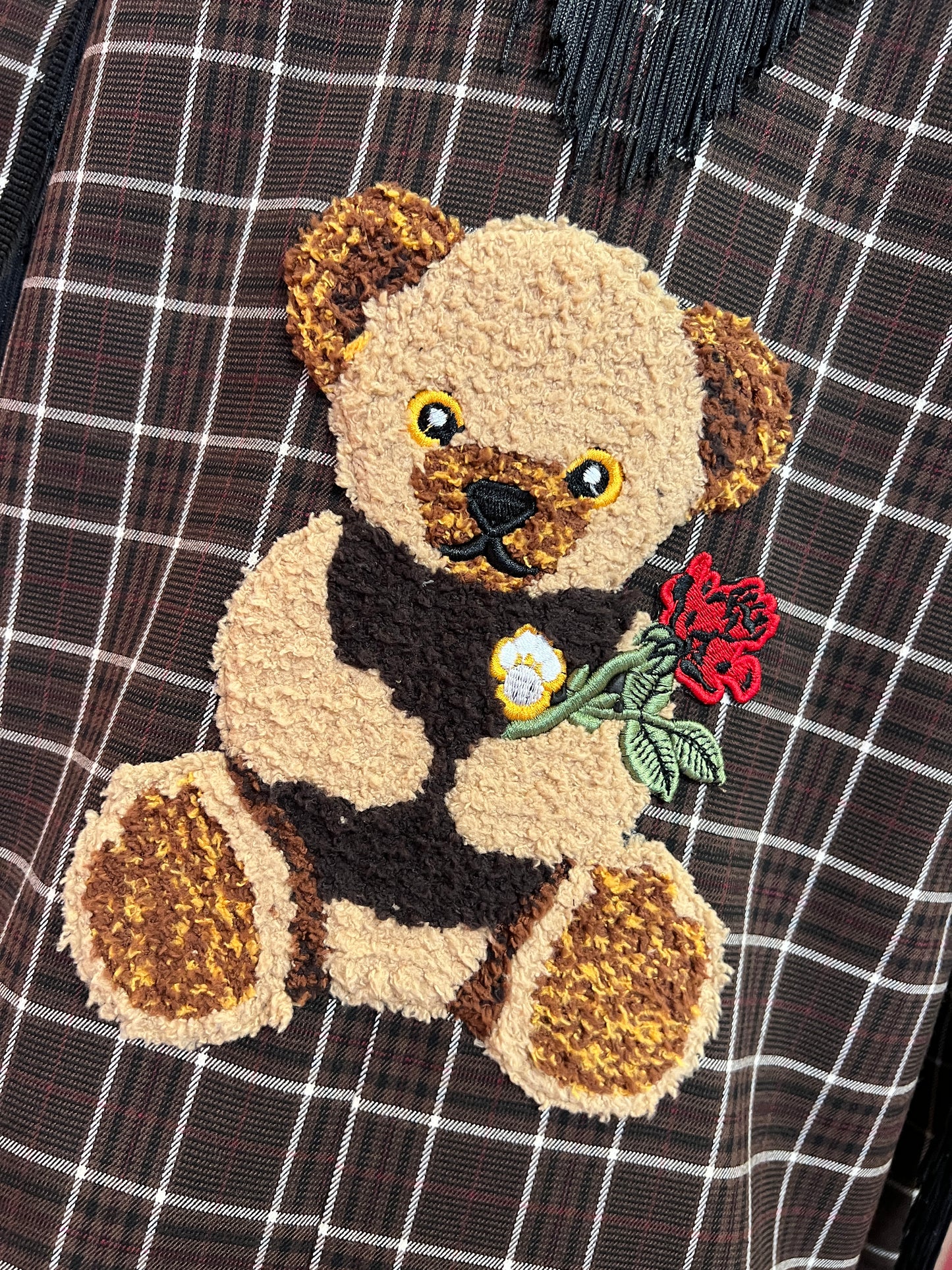 The room giacca tartan marrone panna con frange nere e patch orso dietro