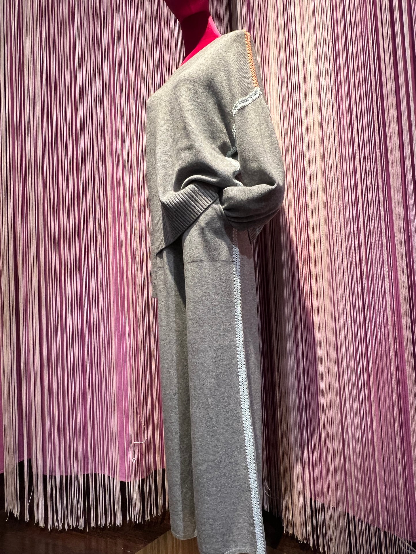 Sincere Paris completo maglia e pantalone grigio lana e cachemire con rifiniture colorate