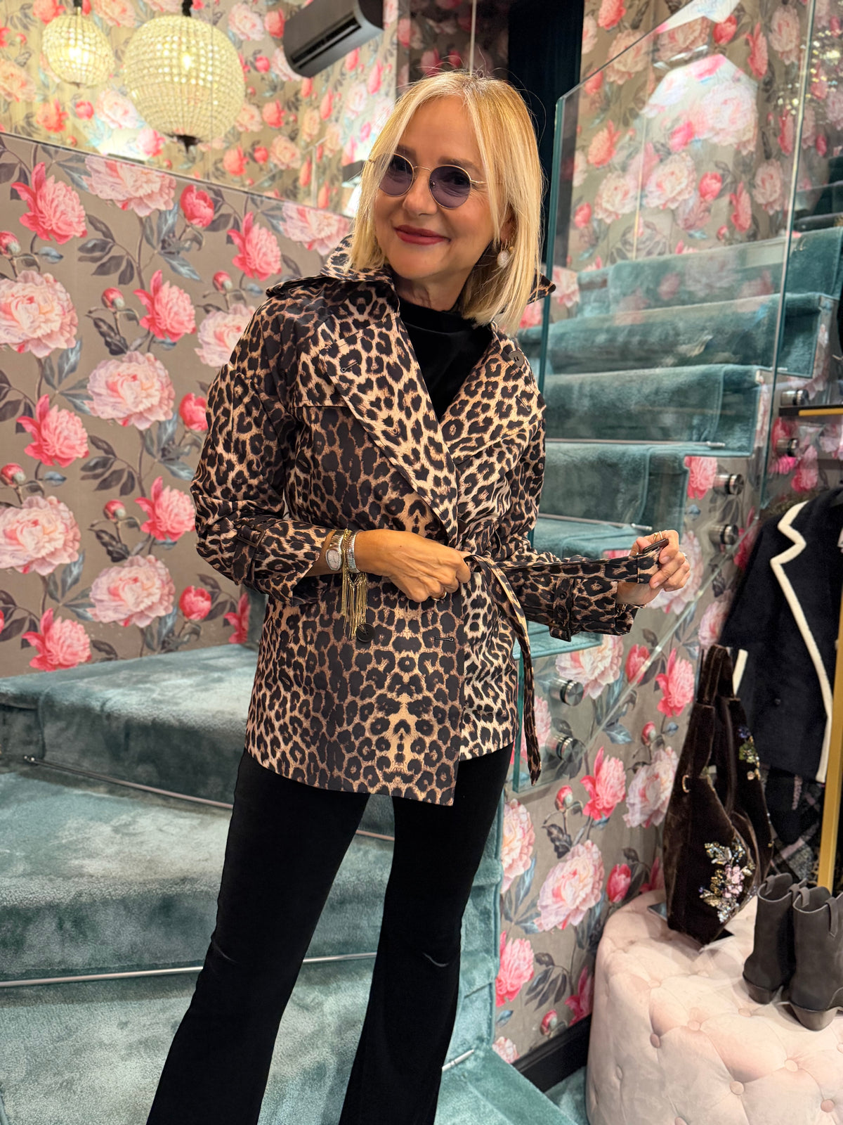 The room trench corto  doppiopetto con cinta, stampa leopardata patch fiore con paillettes nero dietro