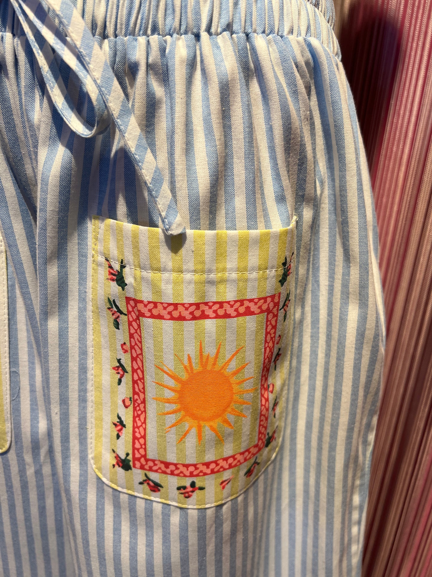 Mon amour Paris completo camicia a righe bianco e celeste rosa e bianco e giallino e bianco con tasche cuore e sole , pantalone a righe celeste e bianco con elastico in vita tasche con scritta bisous bisous
