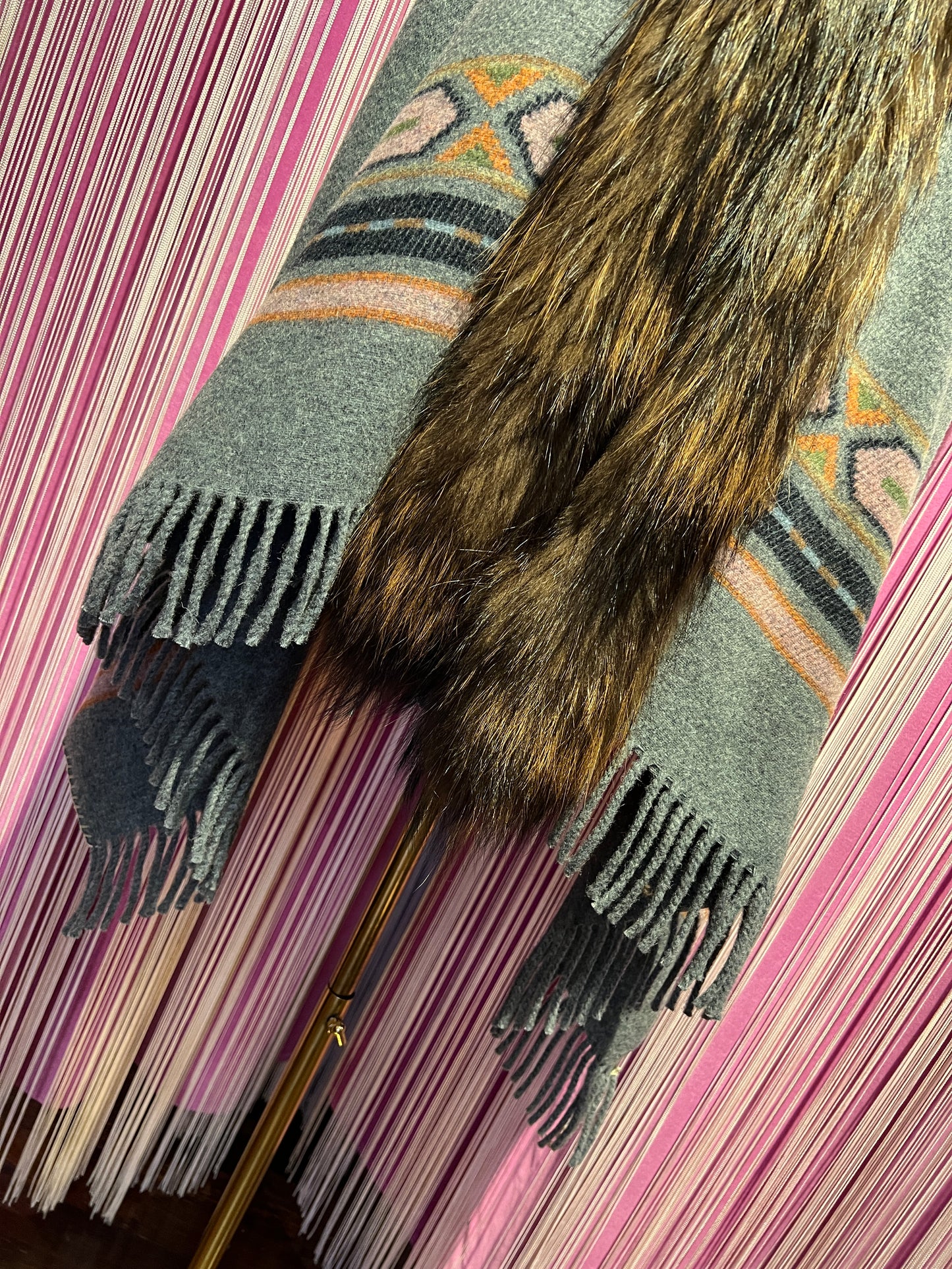 Bazar deluxe stola con frange e pelliccia raccoon