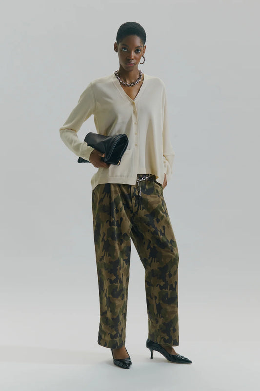Circus Hotel pantalone in denim stampa camouflage , modello boyfriend con pinces sul davanti e cinta metallica argento