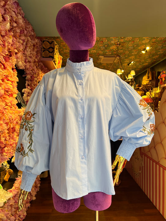 Mon amour Paris camicia cotone celeste con ricami su maniche ampie
