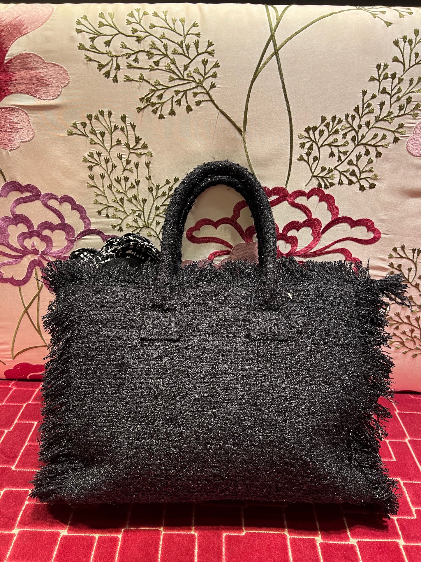 Borsa tessuto tweed nero con fiore nero e bianco tracollina