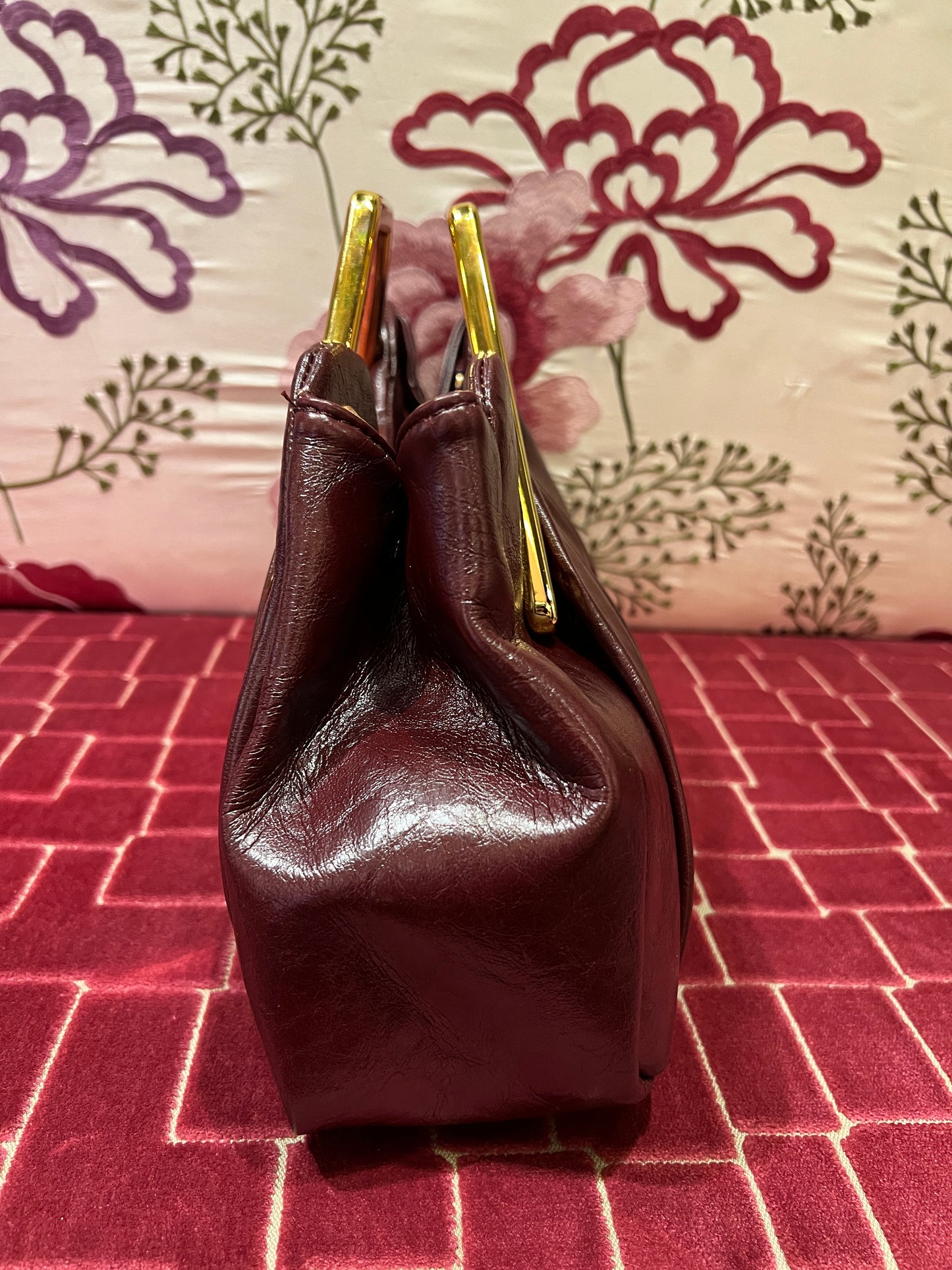 Borsa manico rigido effetto metallico color oro tracollina, ecopelle burgundi