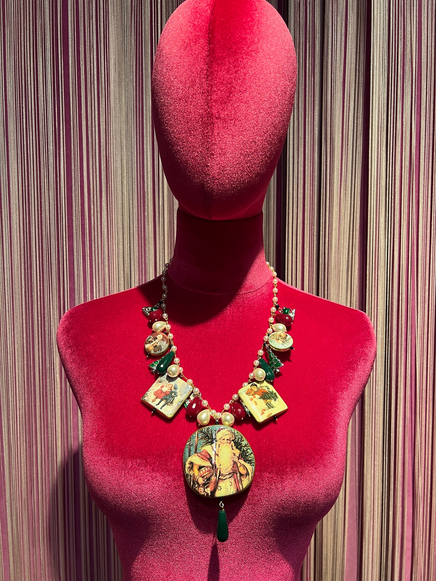 Collana perle rosario con pendenti e charms a tema natalizio