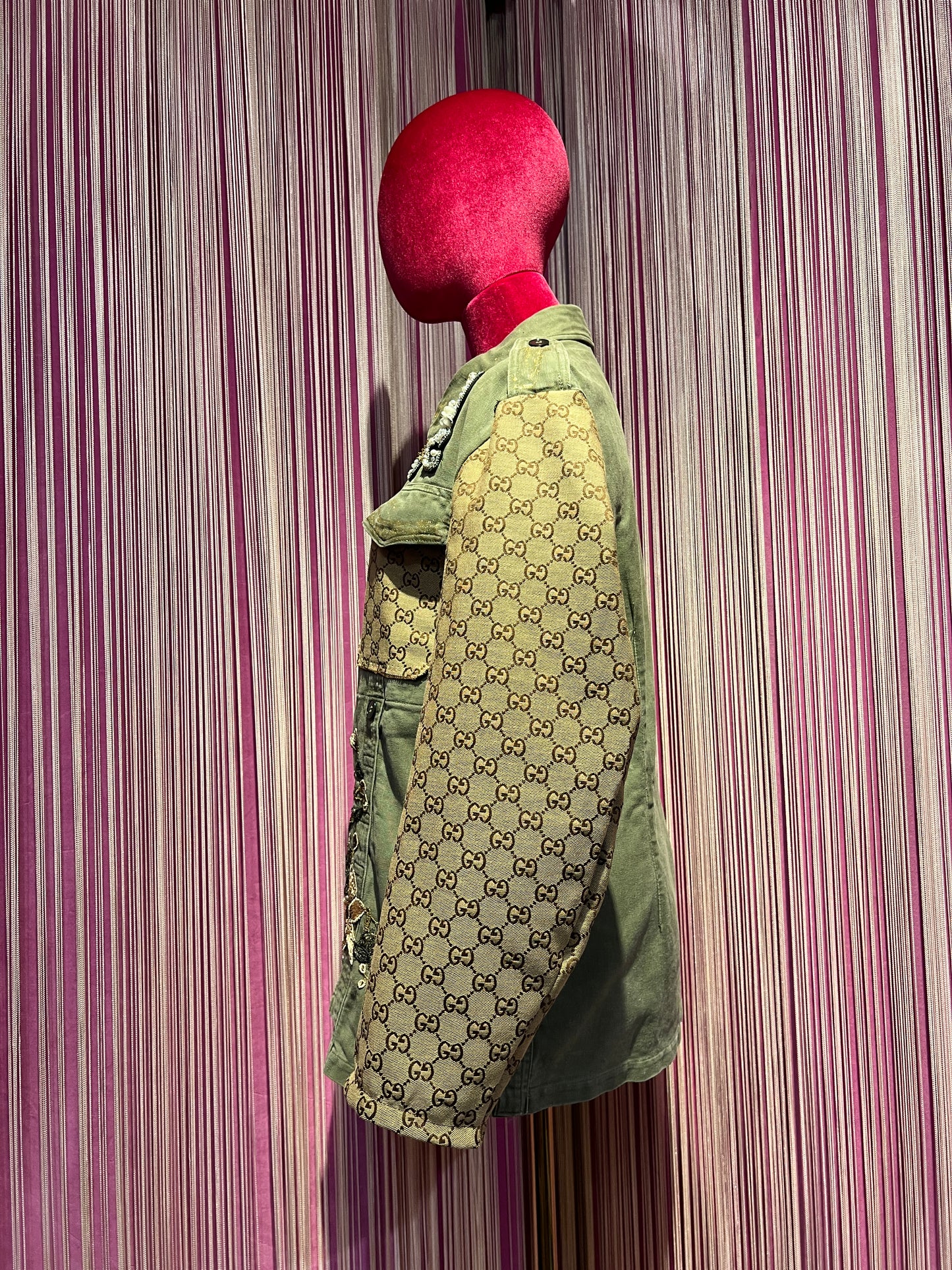 ABpink🩷 la verdina , giacca militare con pacht e scritta “ love” perle , tessuto GG