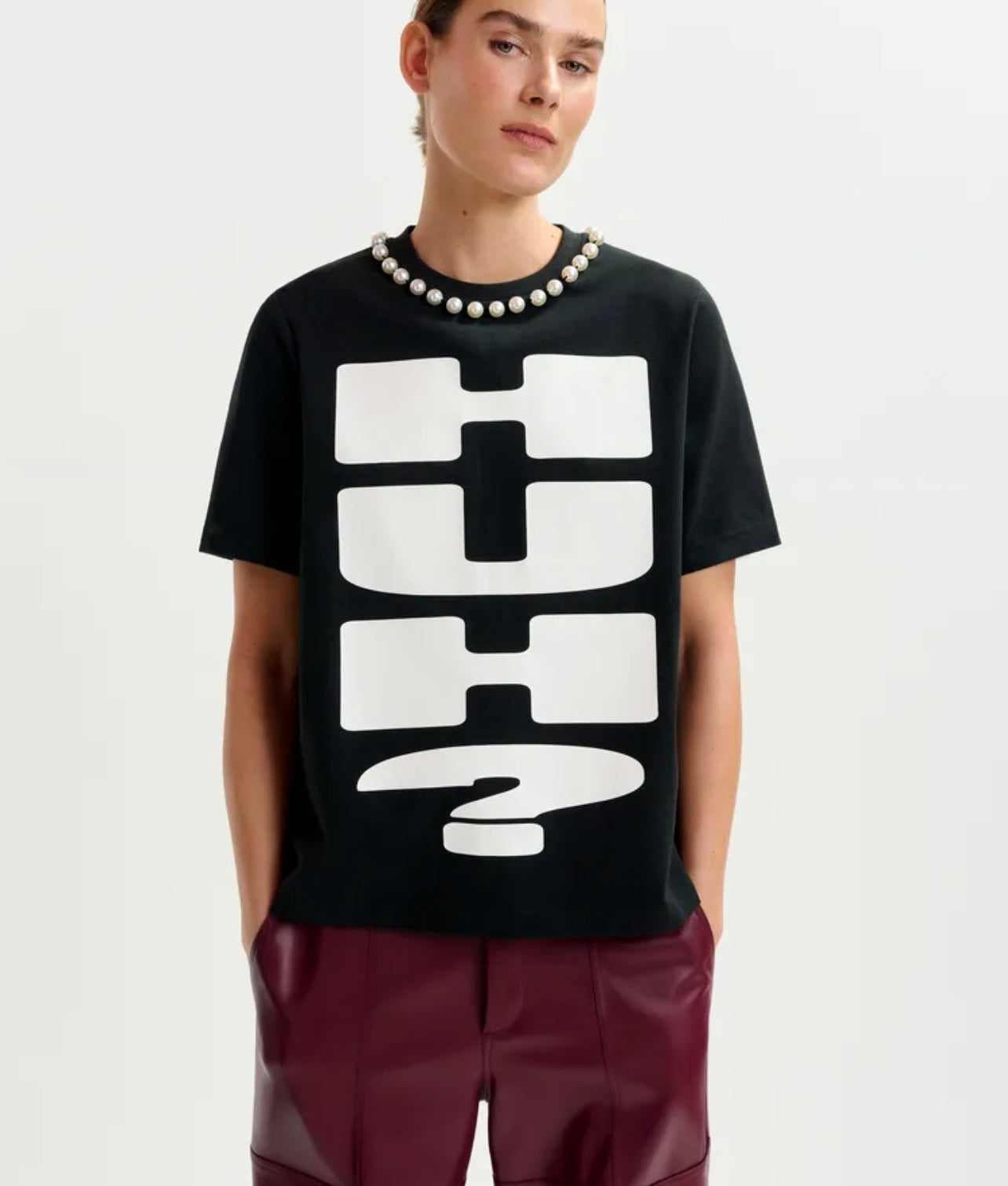 Essentiel antwerp t shirt nera con stampa “ Huh?” e decorazione perle