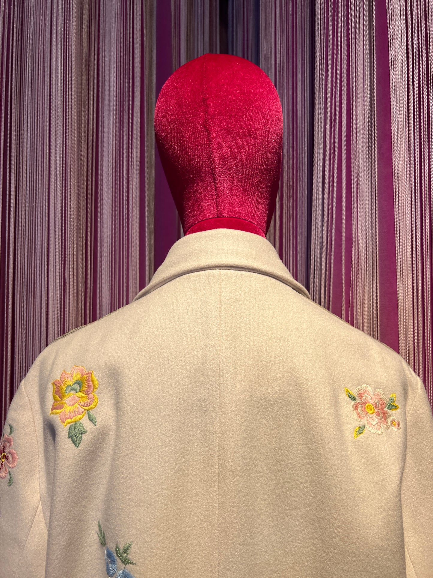 5 Progress cappotto lungo crema con decorazioni floreali e bottoni gioiello