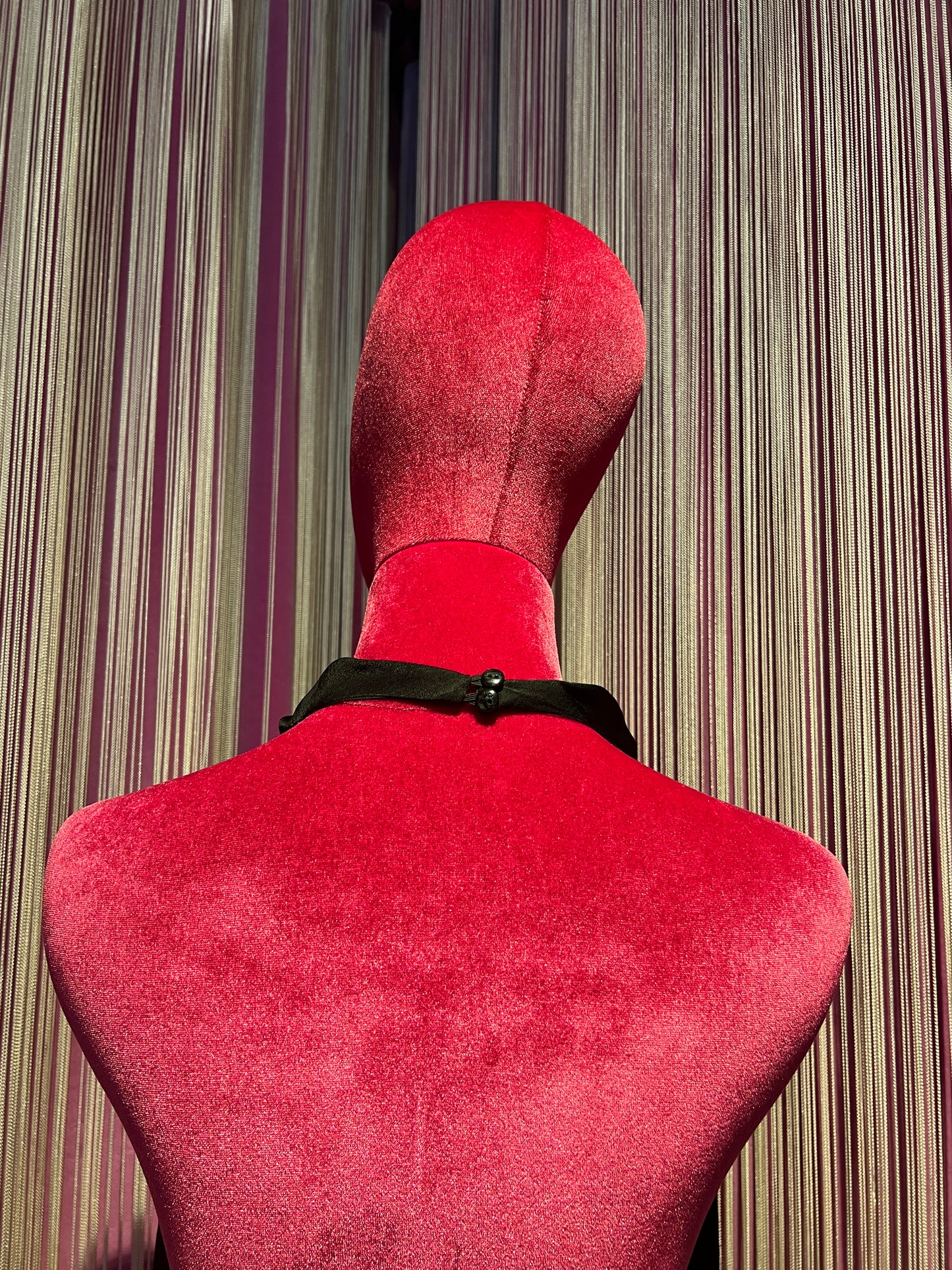 The room abito nero scollo all’americana con frange scollato dietro