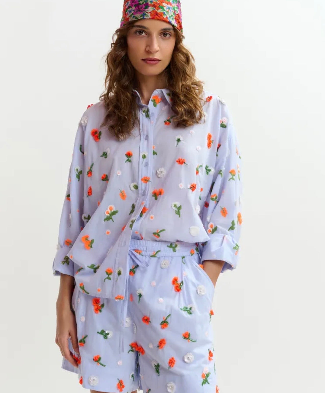 Essentiel antwerp -40% di sconto camicia celeste con decorazione floreale in paillettes strass e perline arancioni e verdi
