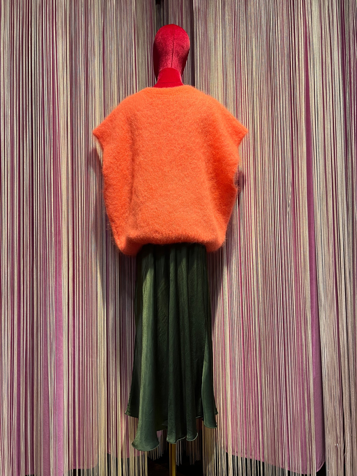 Love & roses completo gilet over mohair arancio  e gonna verde militare a sirena in satin con elastico in vita