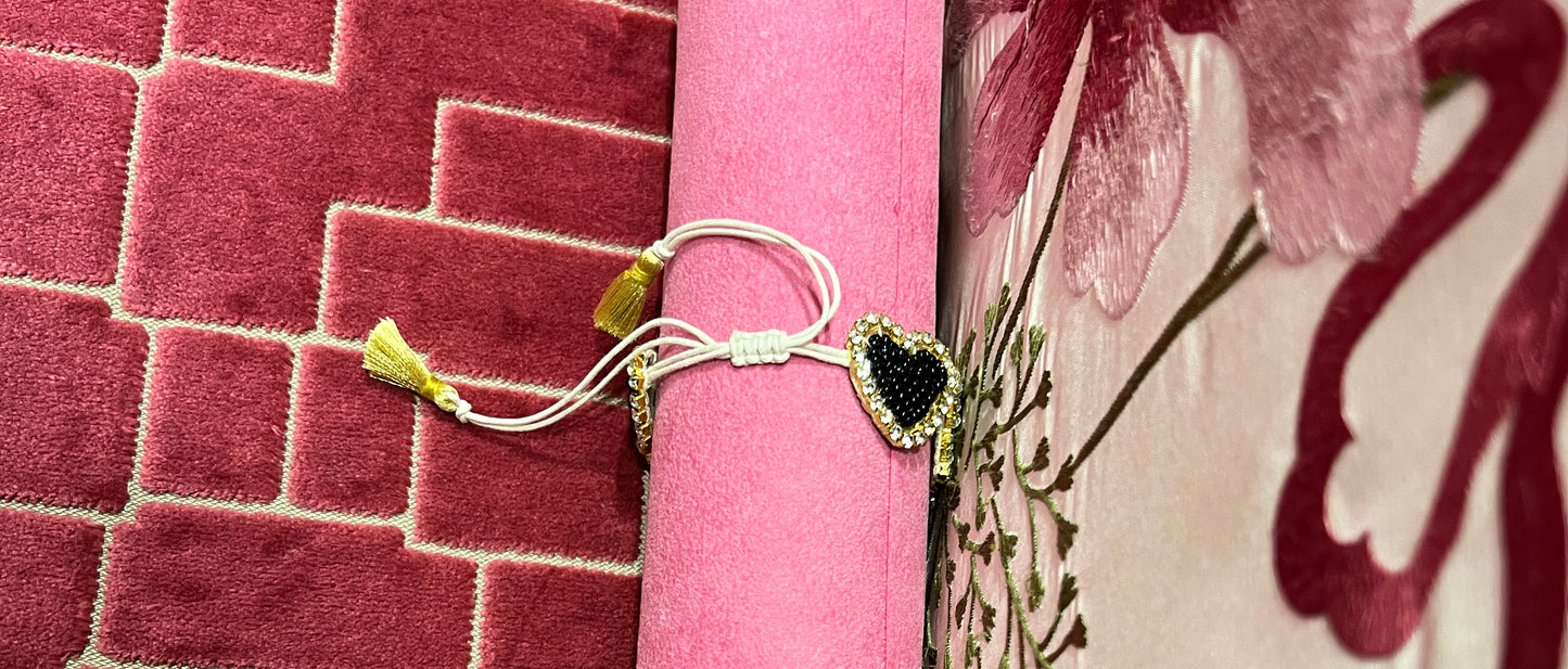 Bracciale stelle e cuori perline regolabile  oro e nero