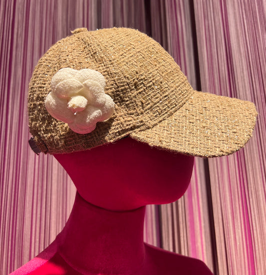 Cappello con visiera cammello tessuto tweed con lurex e camelia bianca regolabile