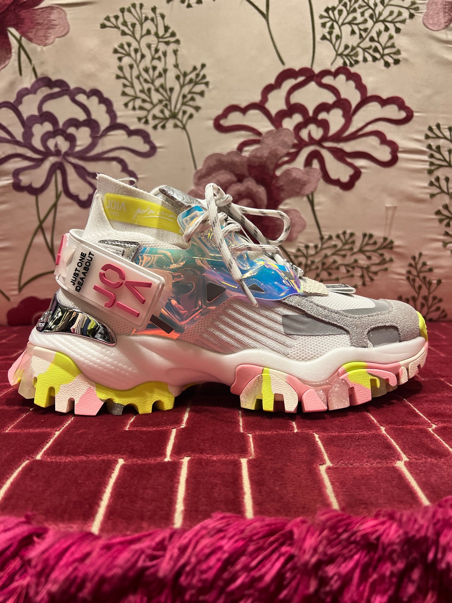 Joia Paris sneaker multimateriale ,tessuto tecnico ed inserti in pelle laminata , suola in gomma .