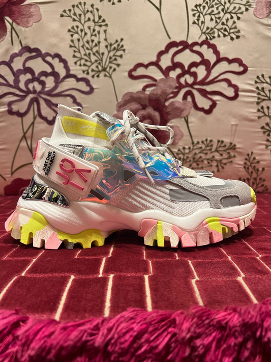 Joia Paris sneaker multimateriale ,tessuto tecnico ed inserti in pelle laminata , suola in gomma .