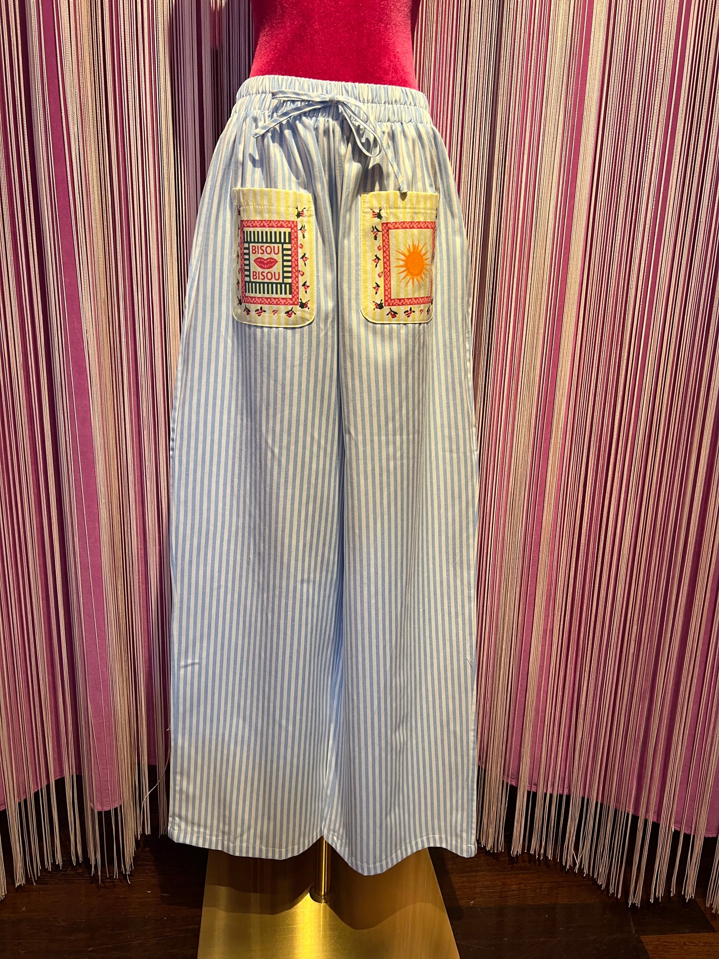 Mon amour Paris completo camicia a righe bianco e celeste rosa e bianco e giallino e bianco con tasche cuore e sole , pantalone a righe celeste e bianco con elastico in vita tasche con scritta bisous bisous