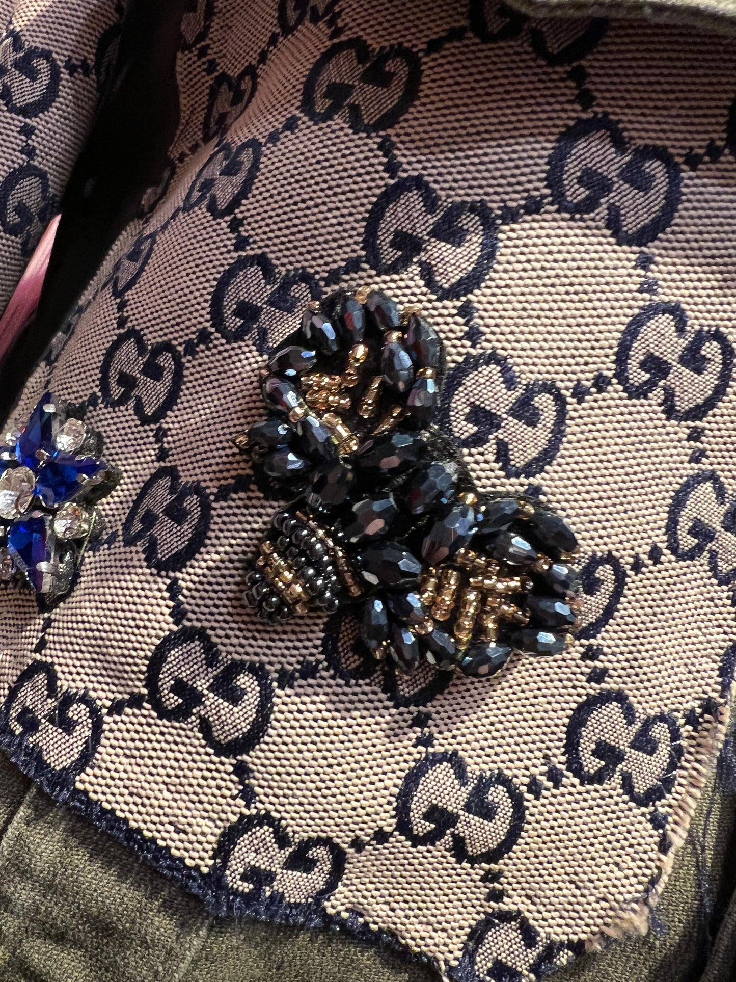 ABpink 🩷 la verdina , giacca militare con patch api perline blu e tessuto GG