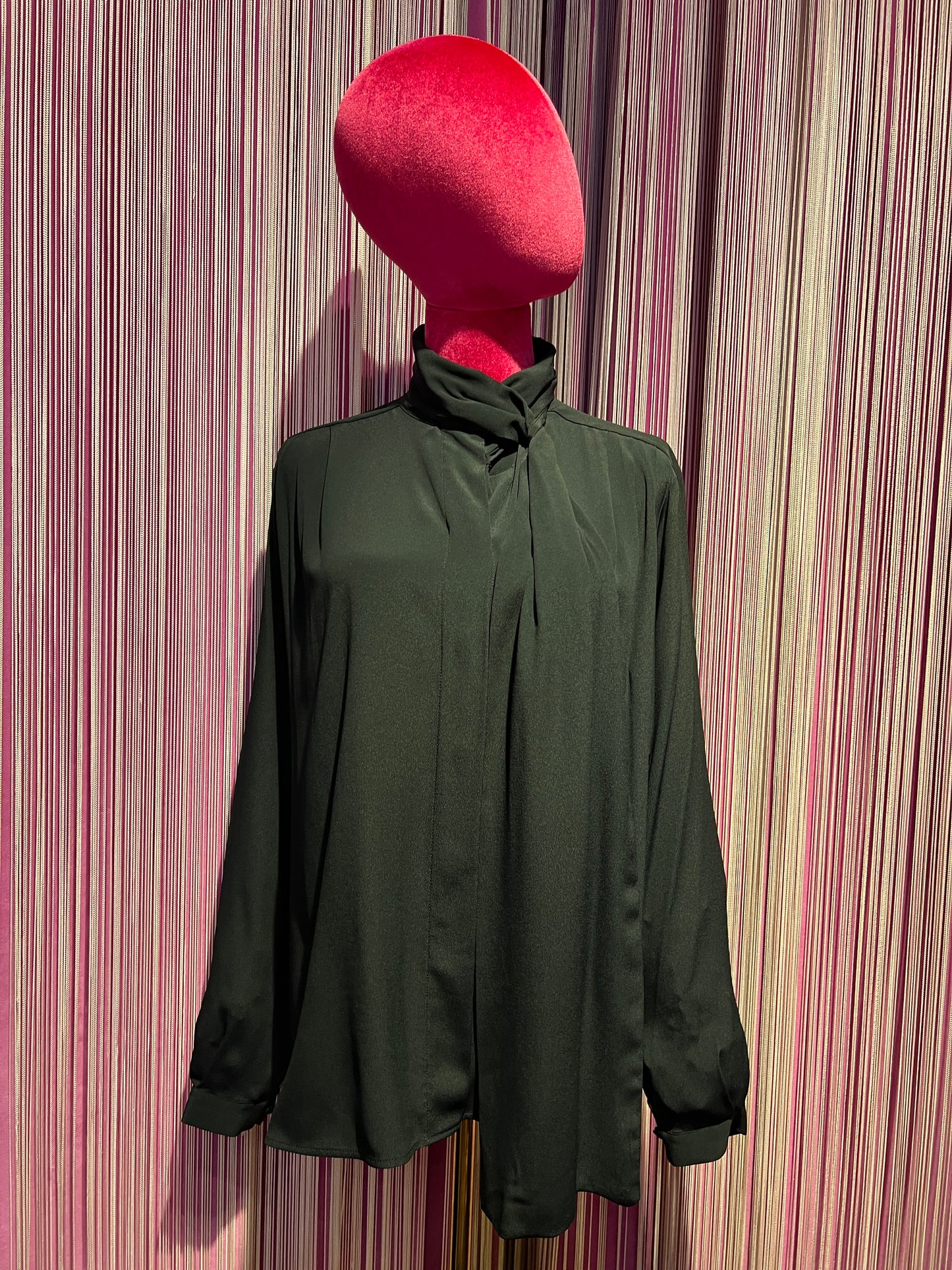 Semicouture camicia nera in crepe de chine con sciarpa in tessuto