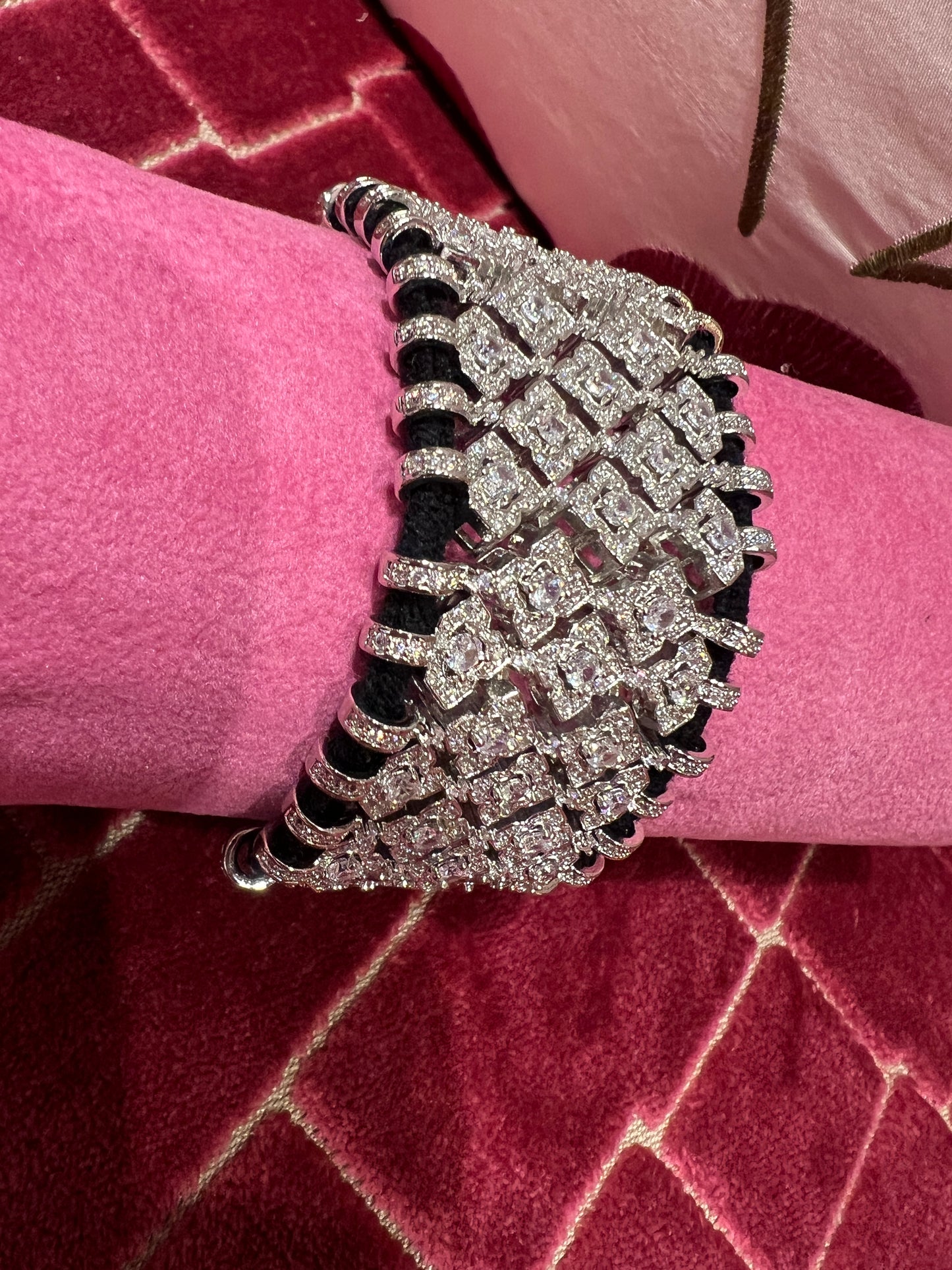 Bracciale regolabile in pavé di cristalli montato su cordoncino nero