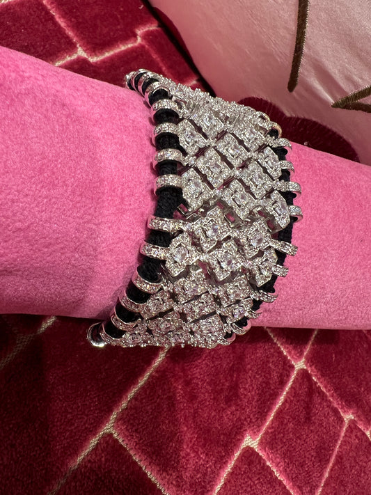 Bracciale regolabile in pavé di cristalli montato su cordoncino nero