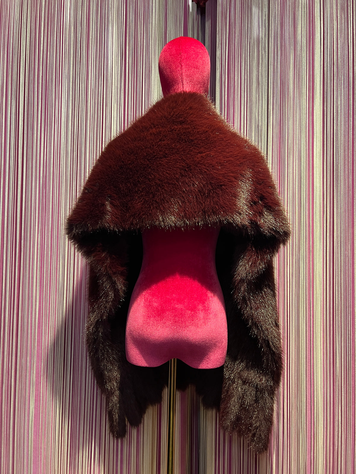 The room cappa burgundy simil pelliccia con tasche e frange