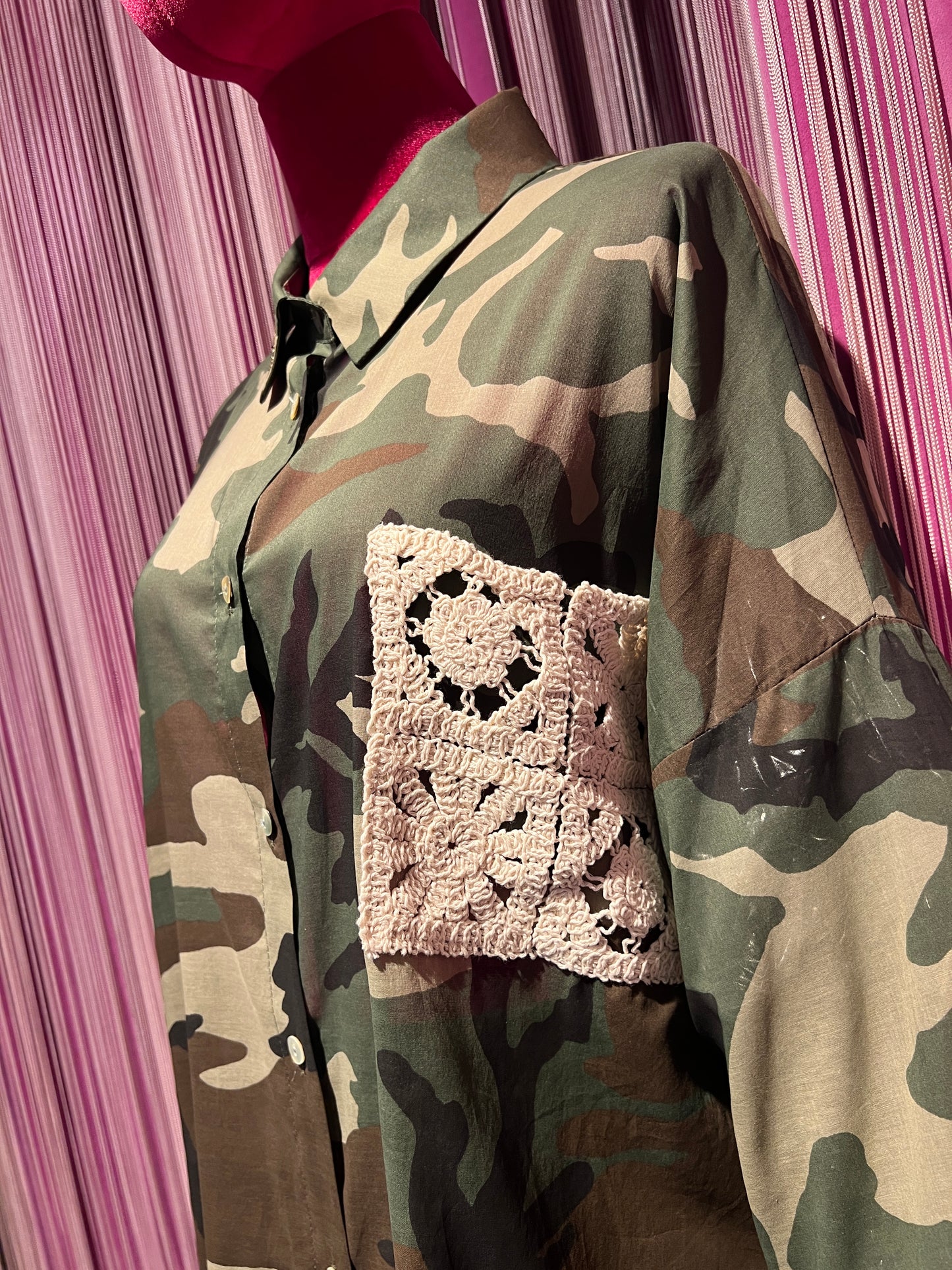 Mon amour Paris completo camouflage con dettagli crochet , camicia over e pantalone con elastico in vita e caviglia