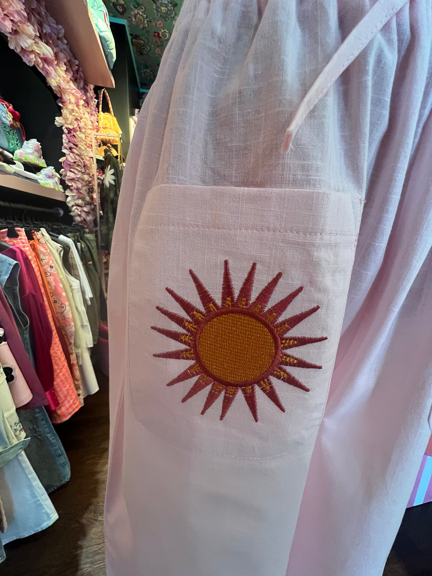 Mon amour Paris completo in cotone tre pezzi rosa camicia con ricamo cuore e sole sulle tasche canottiera bianca con ricamo sole e pantalone con elastico in vita ricamo cuore e sole