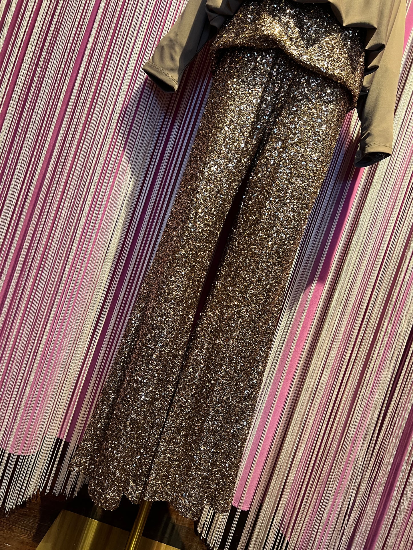 The room completo taupe blusa e pantalone con paillettes