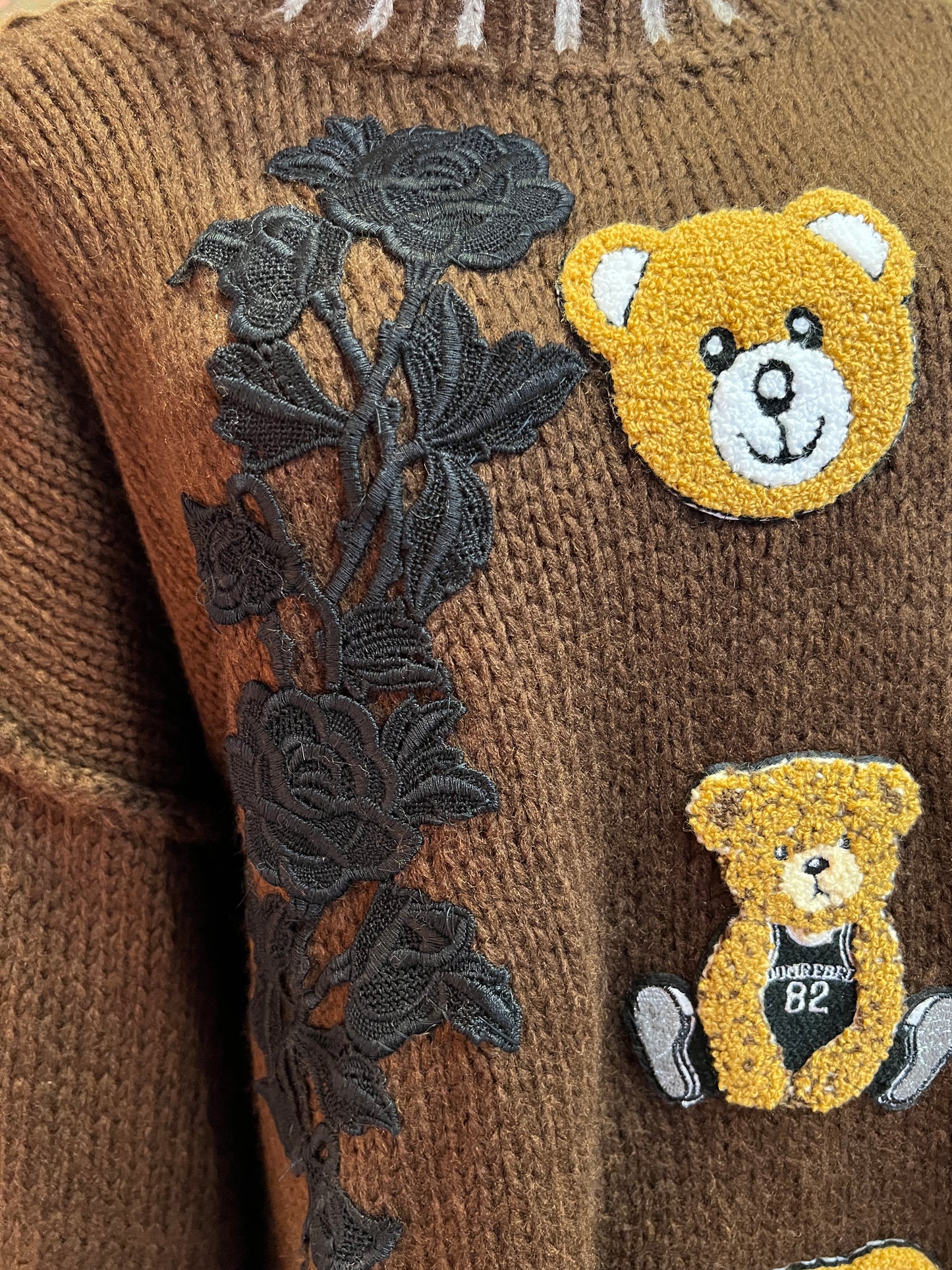 ABpink 🩷maglia over cioccolato con profili grigi , patch teddy , patch ramage ricamato e patch cristalli e paillettes