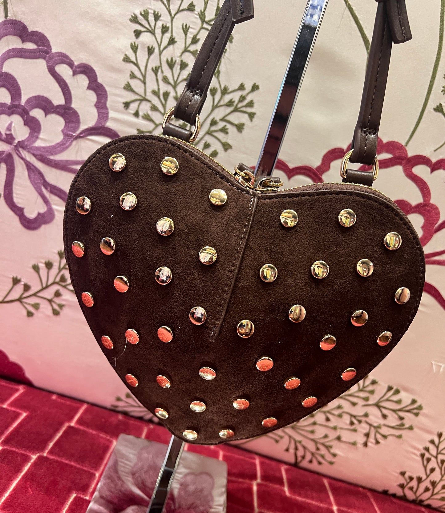 Borsa a forma di cuore con borchie scamosciata con tracolla marrone